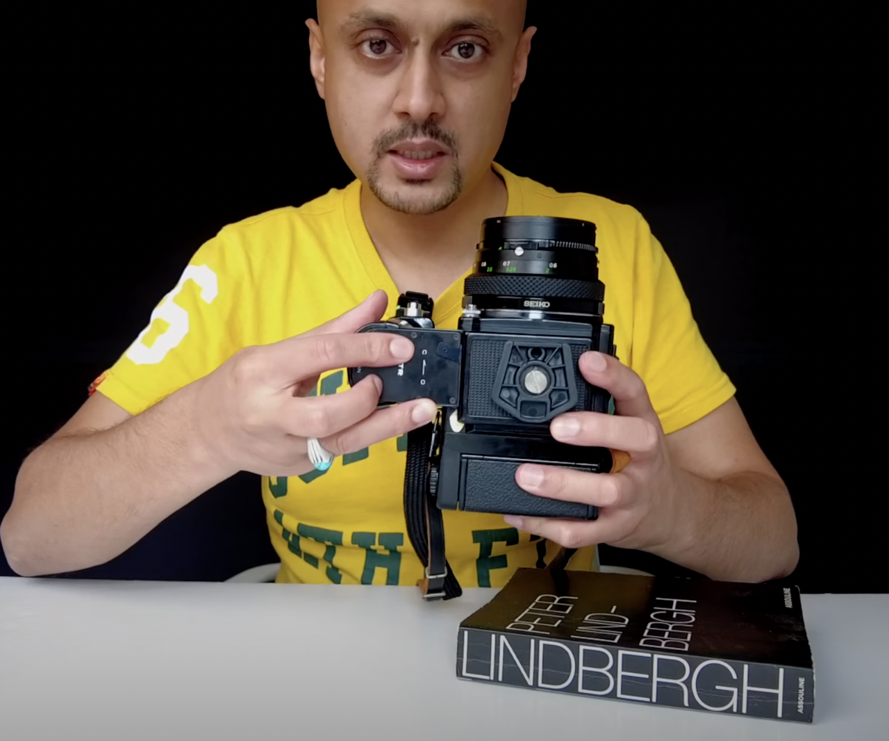 How to release the speed grip on Bronica Zenza ETRS 1.png