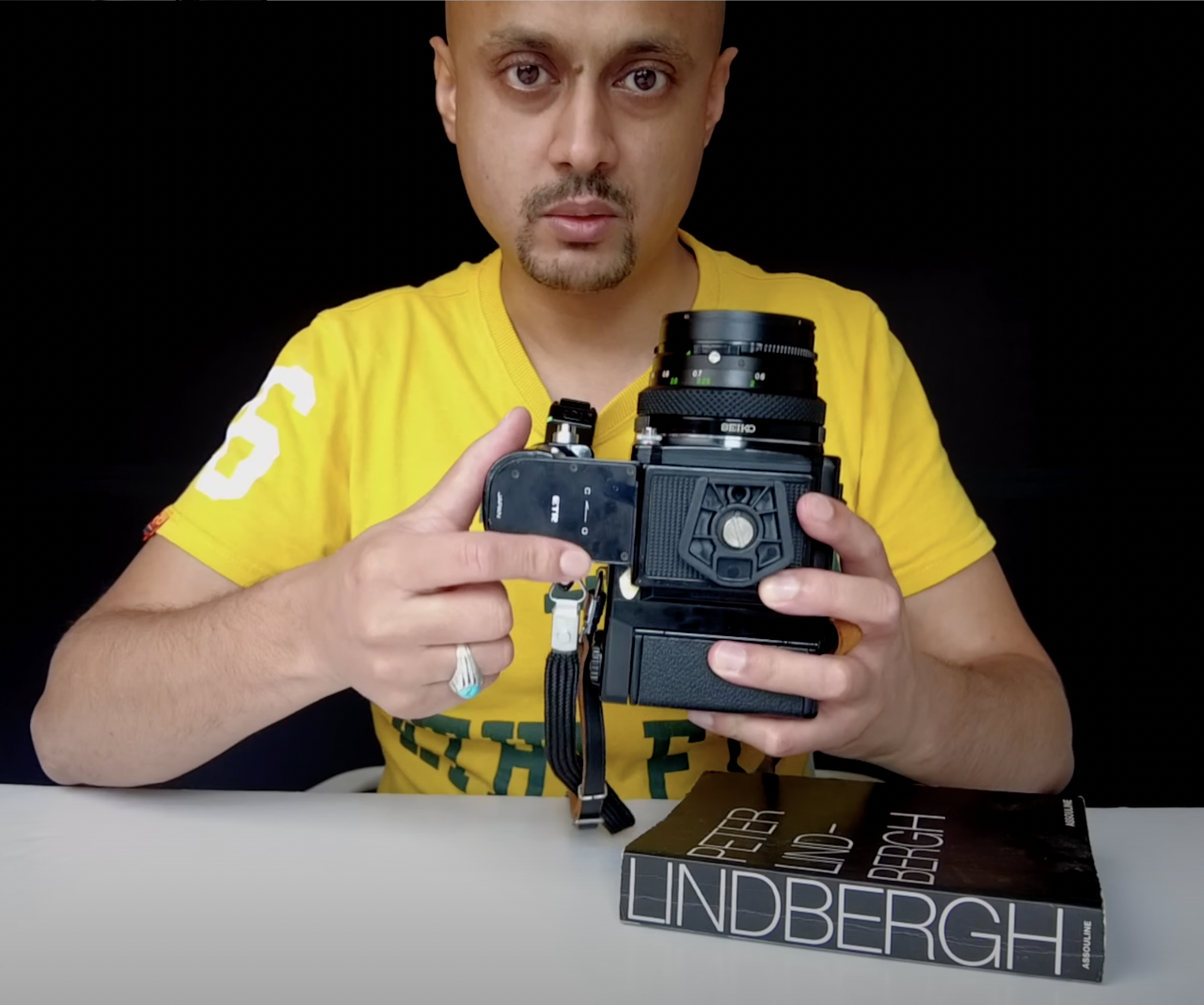 How to release the speed grip on Bronica Zenza ETRS 2.png