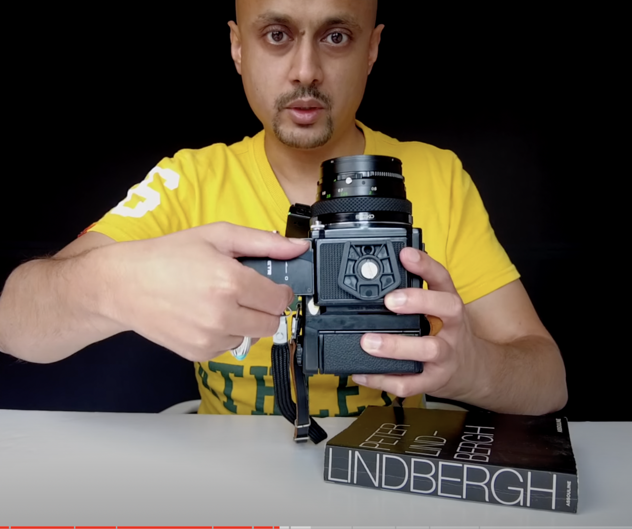 How to release the speed grip on Bronica Zenza ETRS 3.png