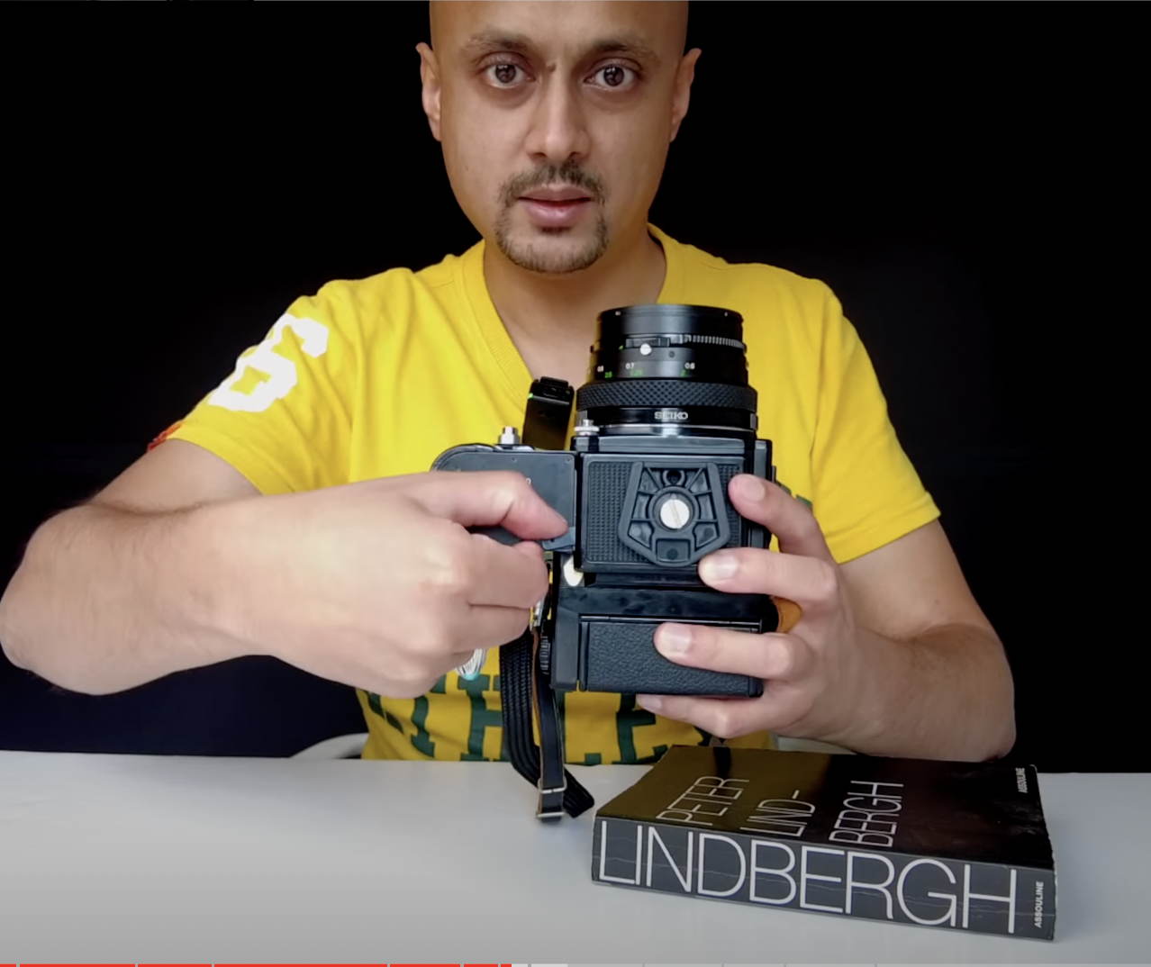 How to release the speed grip on Bronica Zenza ETRS 4.png