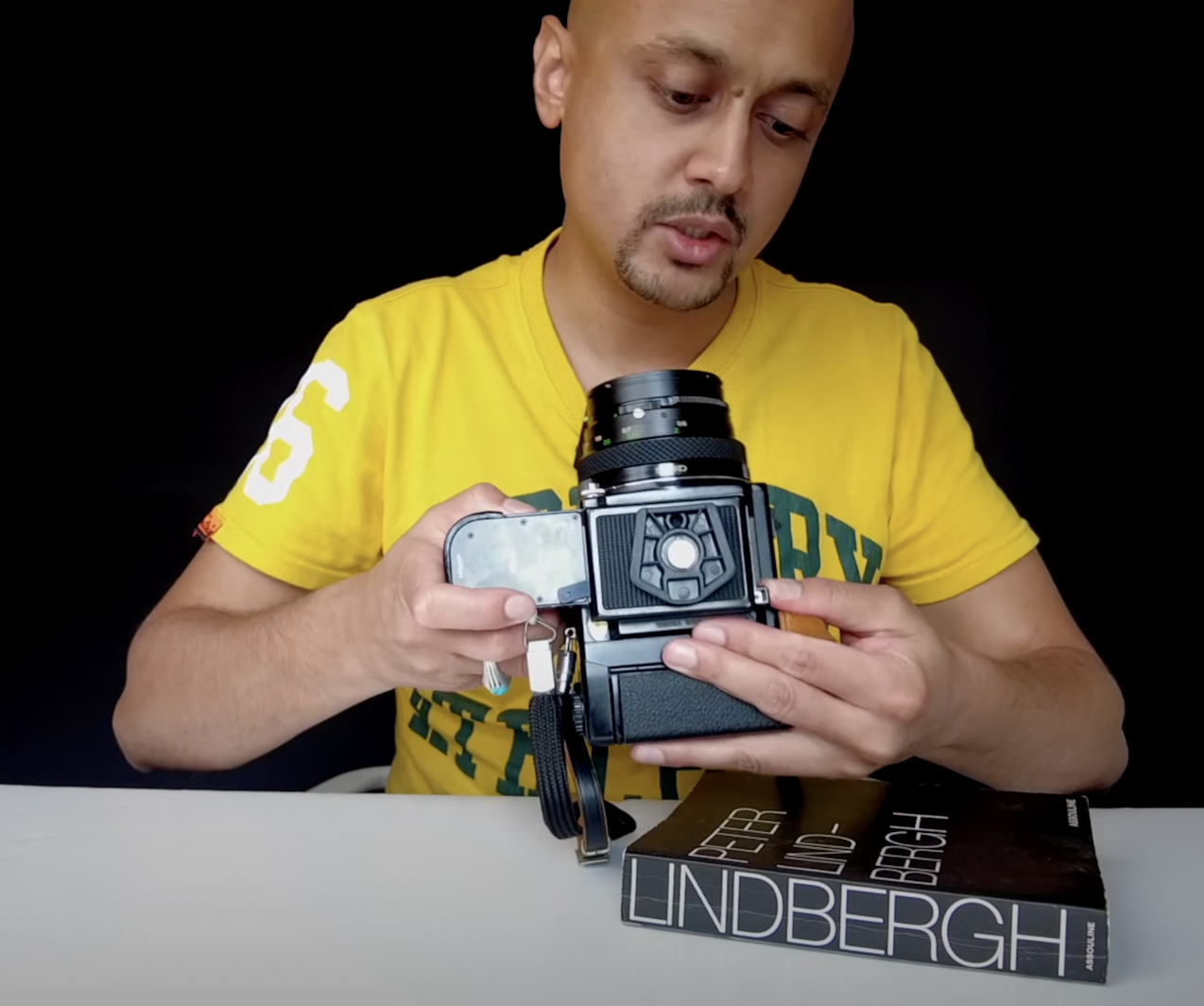 How to release the speed grip on Bronica Zenza ETRS 5.png