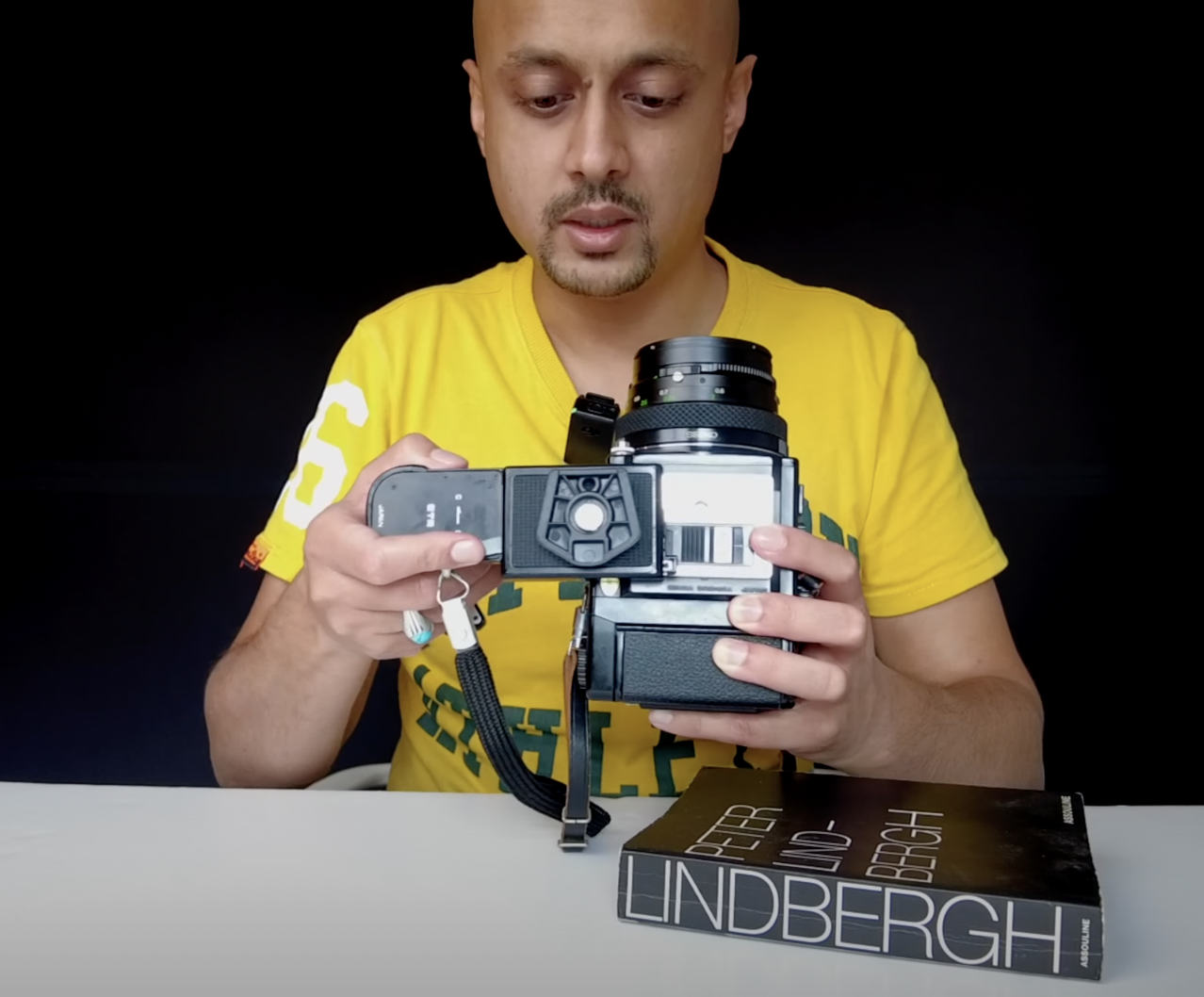 How to release the speed grip on Bronica Zenza ETRS 6.png