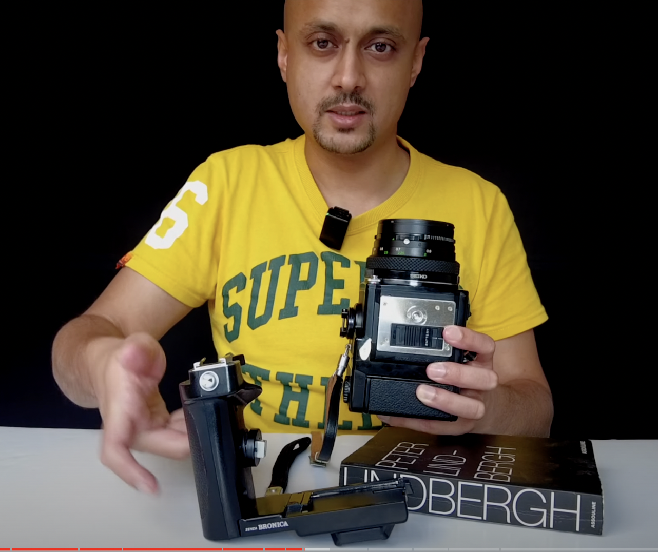 How to release the speed grip on Bronica Zenza ETRS 7.png