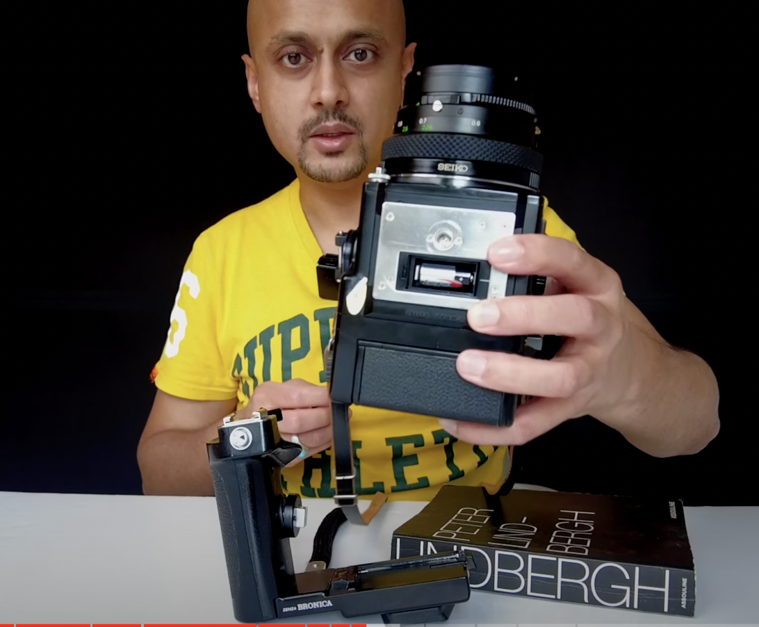 How to change the battery on Bronica Zenza ETRS 2.png