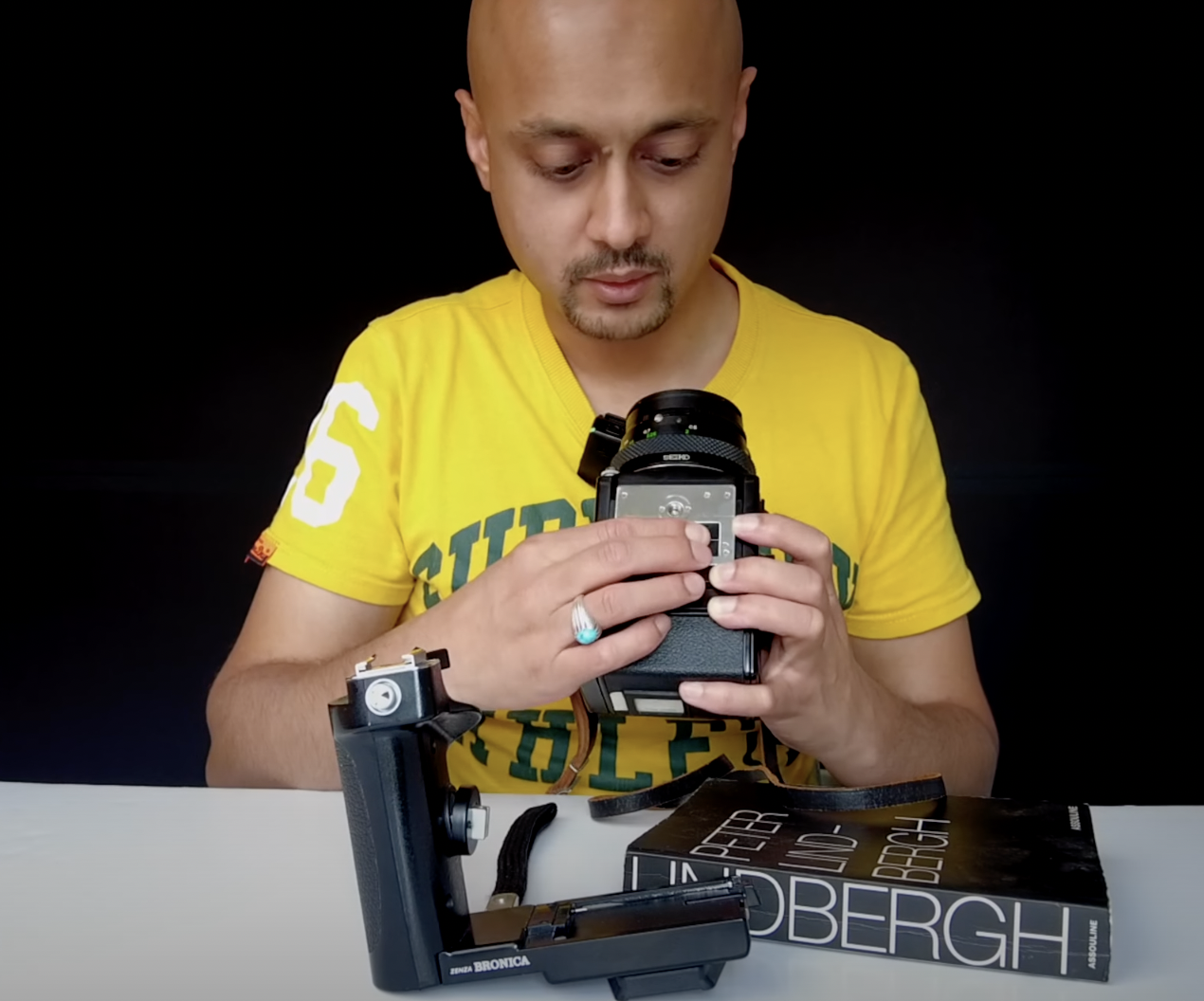 How to change the battery on Bronica Zenza ETRS 4.png