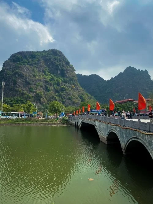 Hoa Lu Ancient Capital Ninh Binh Gateway Bridge.jpg