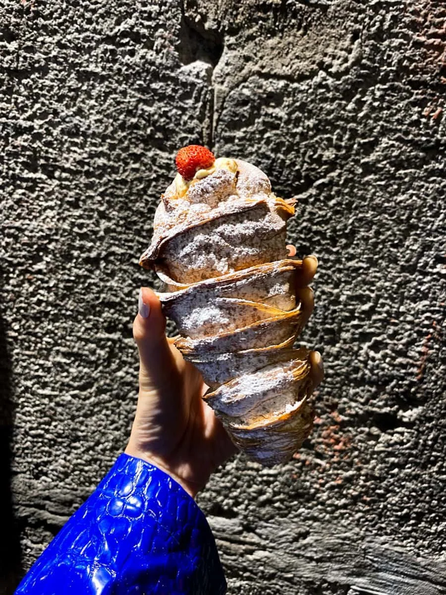 What to eat in Naples - sfogliatella.jpg