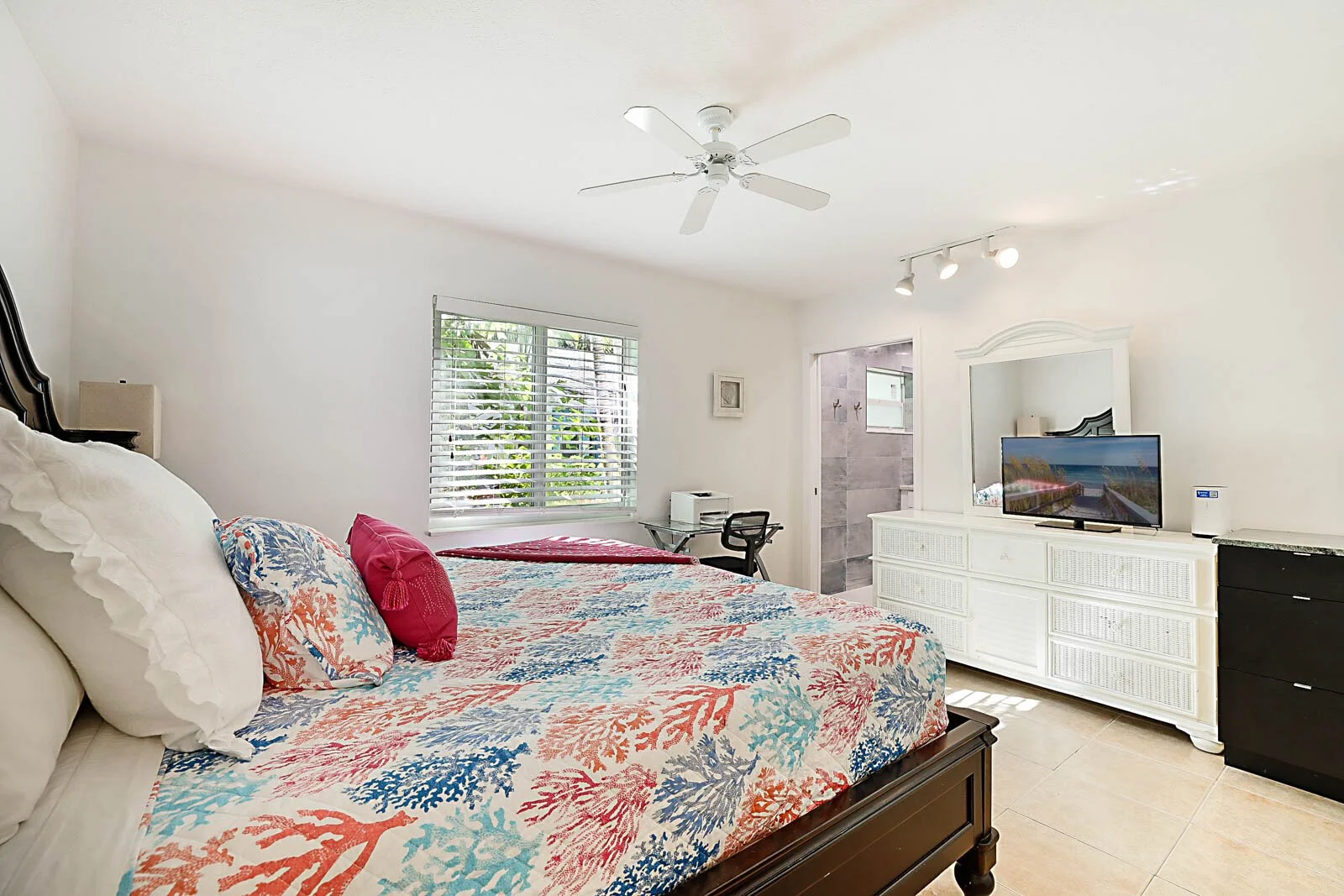 11_338_NE_7th_Avenue11_mls.jpg