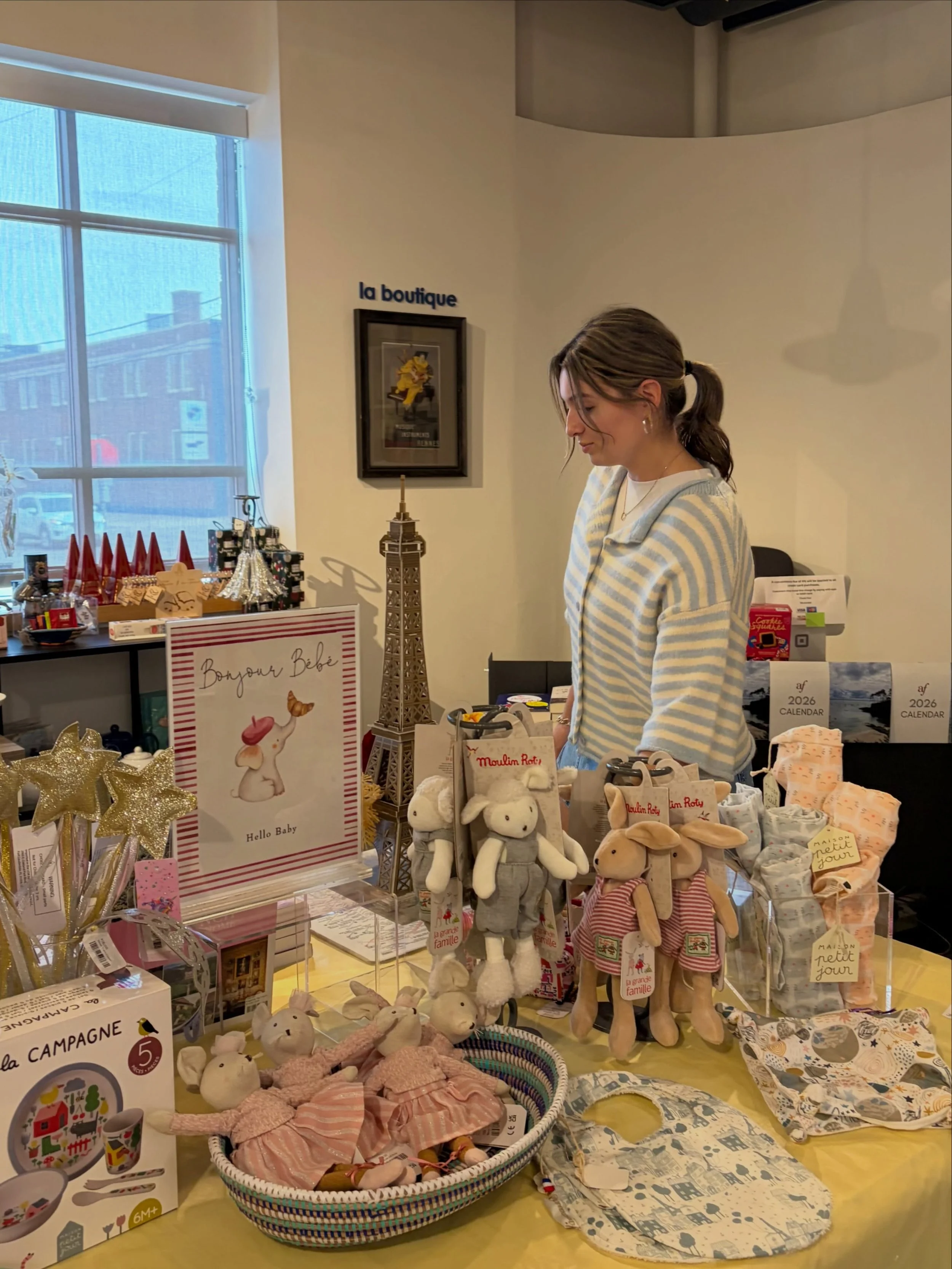 Come discover our new baby table at La Boutique
Baby gifts, books, accessories &amp; adorable finds! 

Whether you&rsquo;re looking for a baby shower gift, a cute souvenir, or just a touch of France, come explore our new setup ❤️

📍Available at Alli