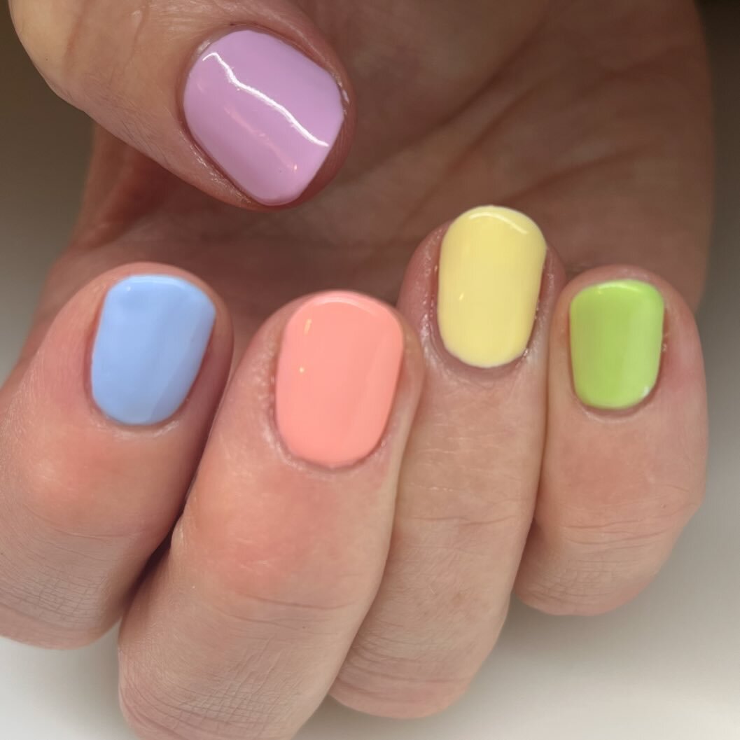 We were hoping that these lovely spring colours were going to bring out the sunshine!! ☀️
Although the sun hasn&rsquo;t appeared I know these gels will be bringing a smile to this ladies face. 😊
#springnails #gels #newnails #healthynails #clevedonna