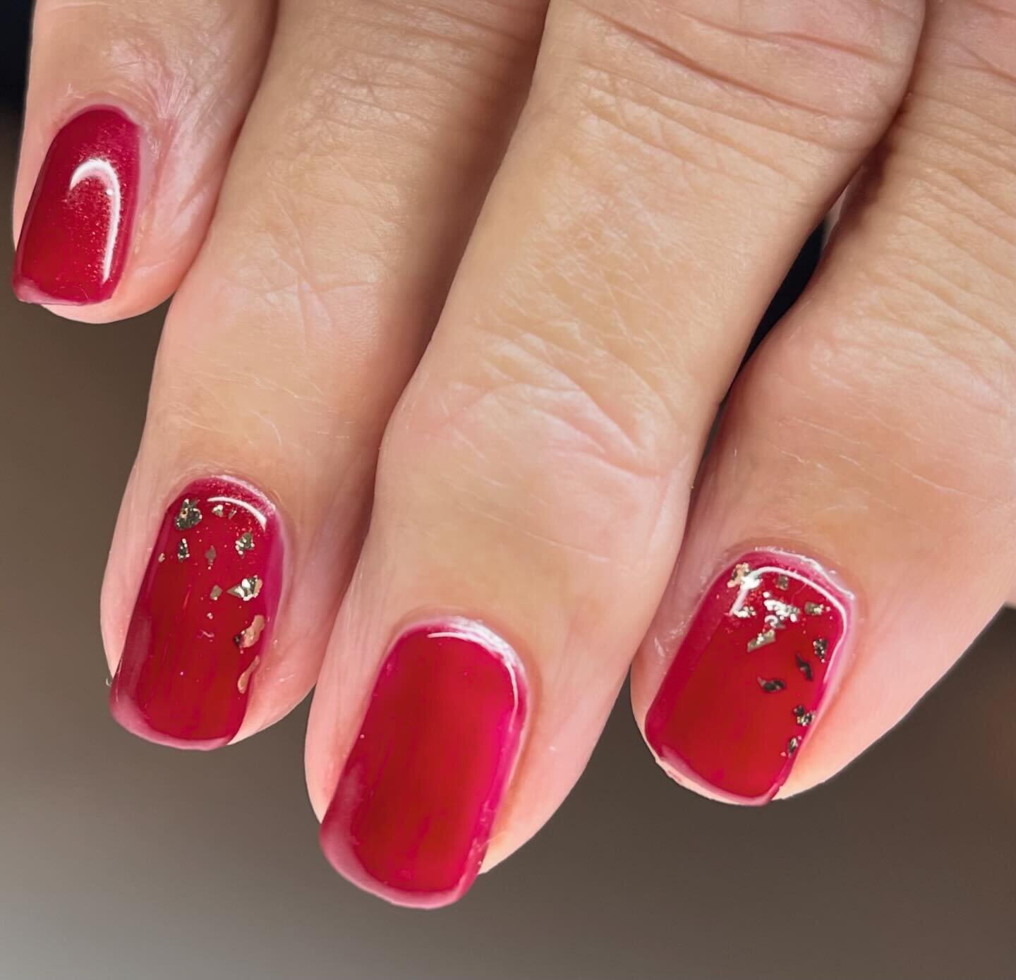 ❤️ red nails with gold leaf ❤️
I love a bit of gold leaf, it&rsquo;s so elegant and finishes off a manicure perfectly sometimes. 
#goldleaf #manicure #nails #clevedonnails #rednails #biosculpturenails #clanails