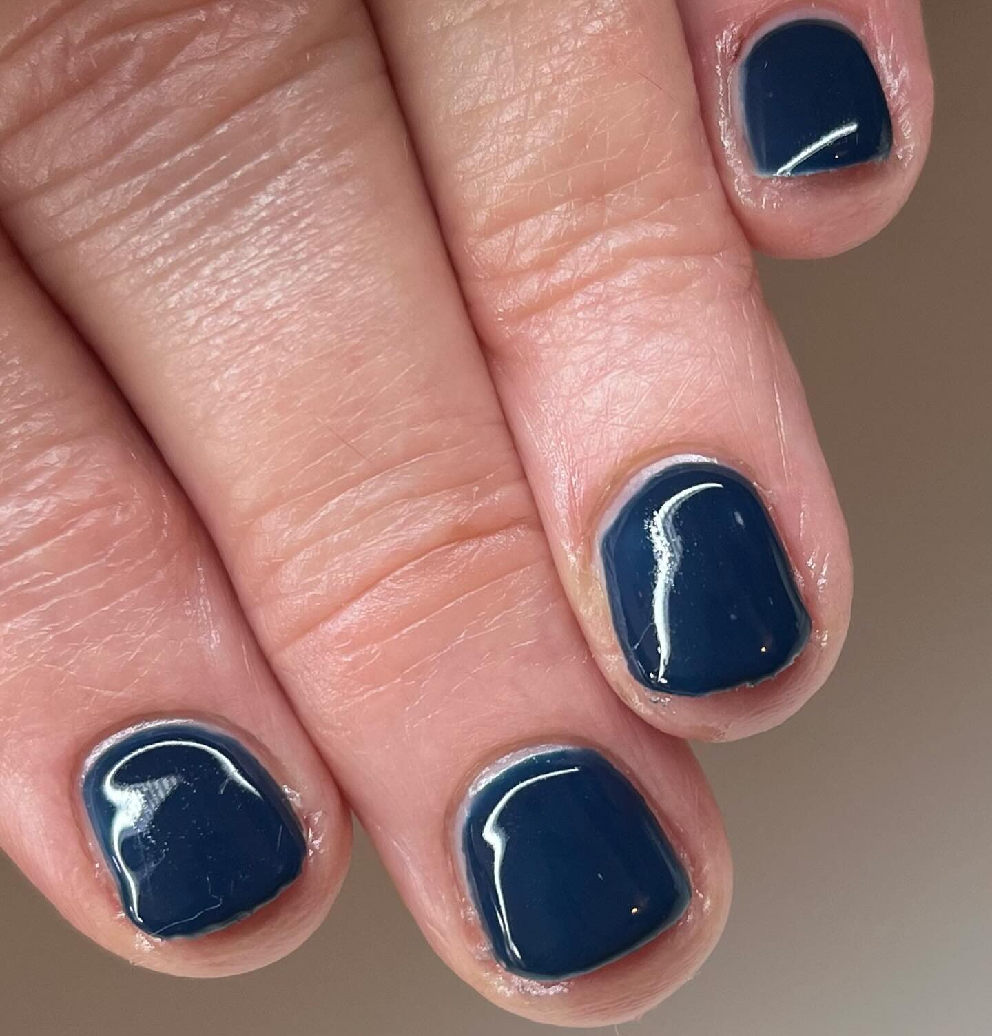 Short dark nails are so cute and this blue is Absoloutley gorgeous as well. 💙
#biosculpturenails #clevedonnails #newnails #gels #blue #clevedonnails