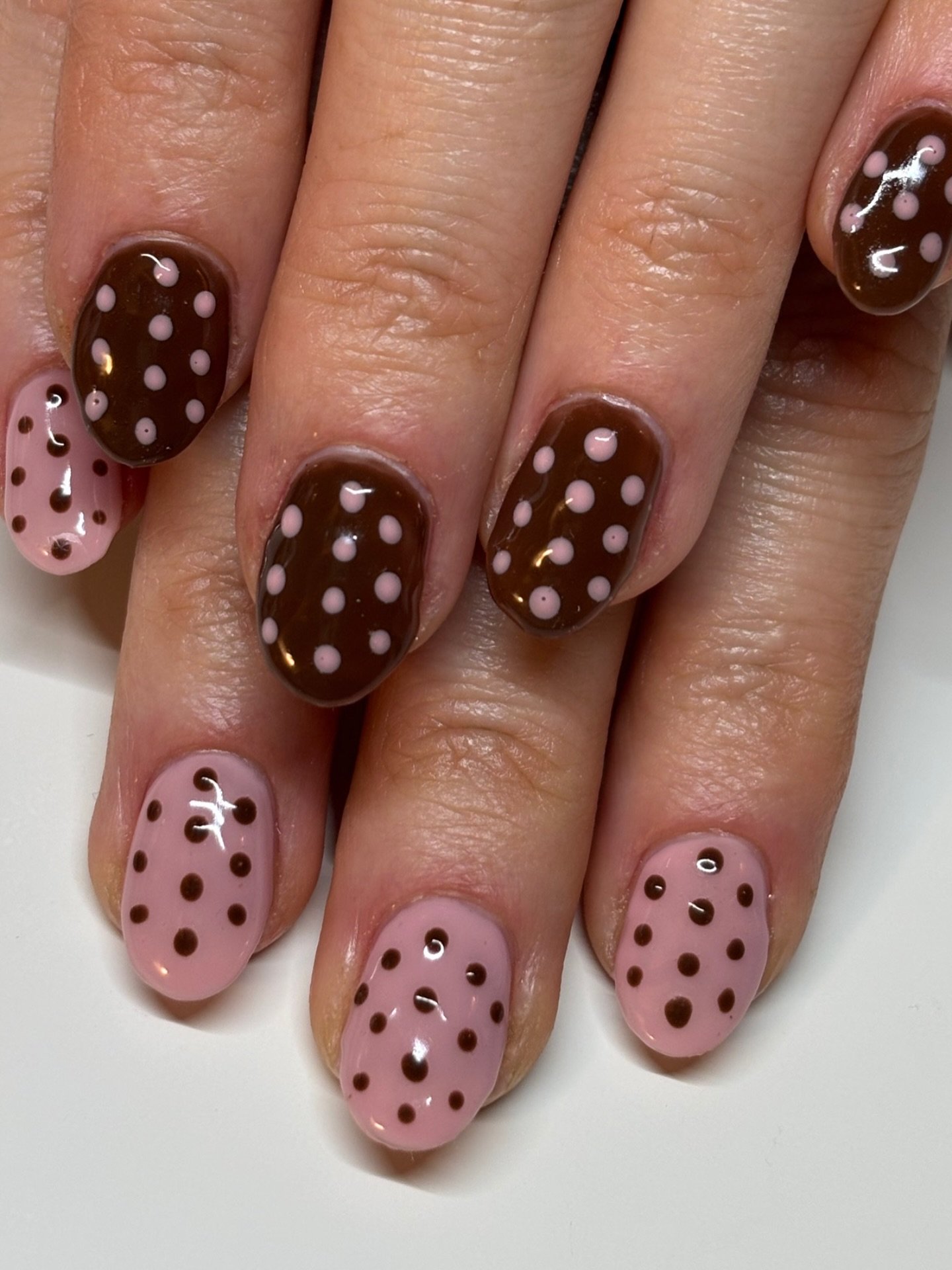 Adorable colour combo with dots! Lovely seeing this client in the salon this week. She's off on her holidays for a month, so we went for something cute and versatile. I think we nailed it! ⚪️⚪️
#nails #clanails #bioscilpturegel #clevedonnails #nailhe