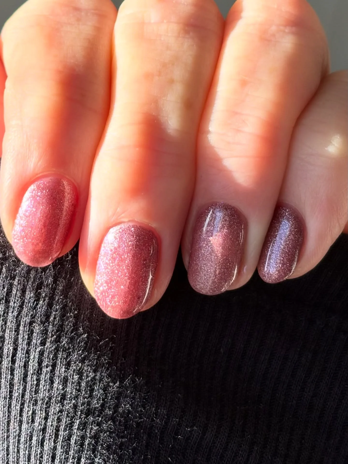 A brief moment of sunshine catching the sparkle on my nails today. 
I do love that fresh set of nails feeling. 🤍