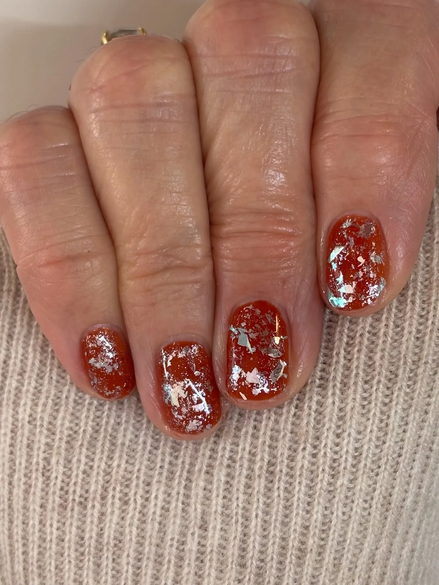I know I&rsquo;ve shown you this shade before&hellip;.. but it&rsquo;s still one of my top picks this autumn. It&rsquo;s a gorgeous orange/brown colour and the flakes add the perfect touch.
#autumn #clanails #clevedonnails #healthynails #newnails #bi