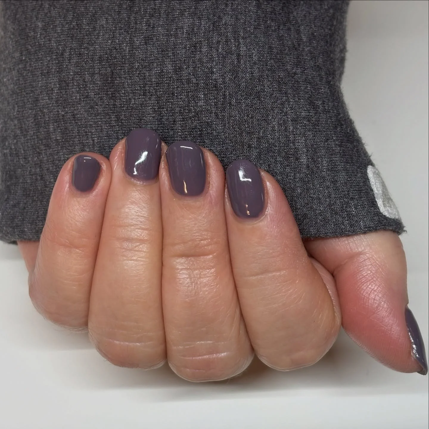 Here's a nail care tip: cuticle oil hydrates your nails and cuticles, AND helps your gel manicure last longer. That's a win in my book.
#nailcare #clanails #nailhealth #biosculpture #nailhydration #clevedonnails #lookafteryournails #clevedonnailsalon