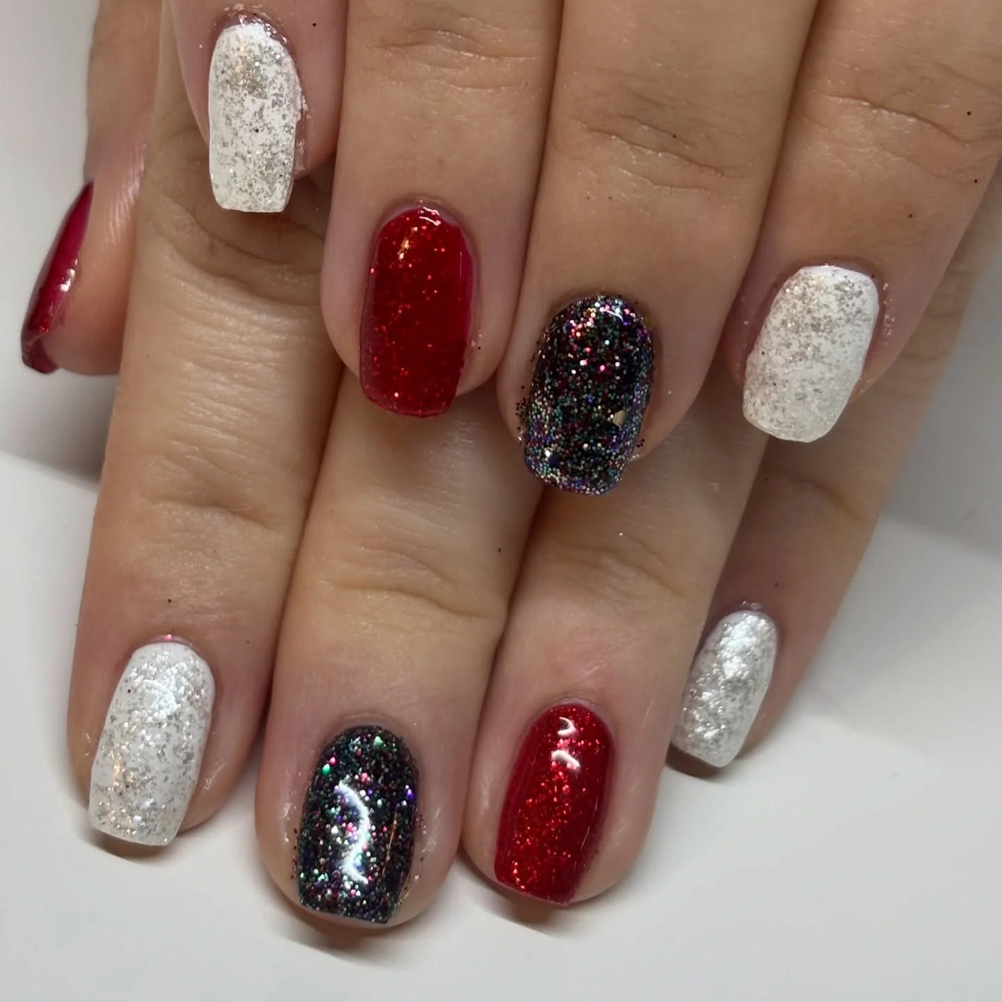 You can&rsquo;t beat a bit of glittery sparkle this time of year. 
I still have a few appointments left if you want to give your nails a treat. 

#clevedonnails #biosculpturenails #clanails