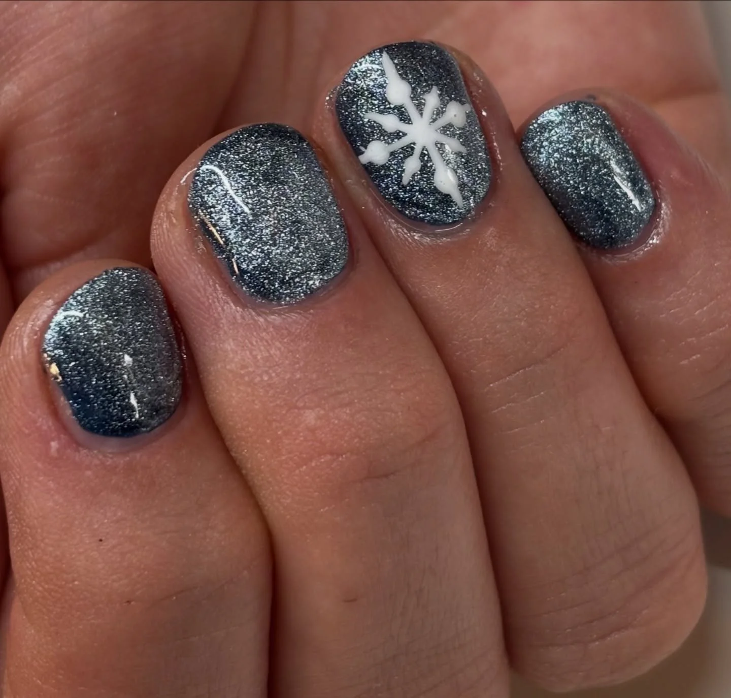 I love this time of year with all the glitter and Christmassy things. I&rsquo;m also loving these gorgeous nails. 
#clevedonnails #clanails #bioscilpturenails