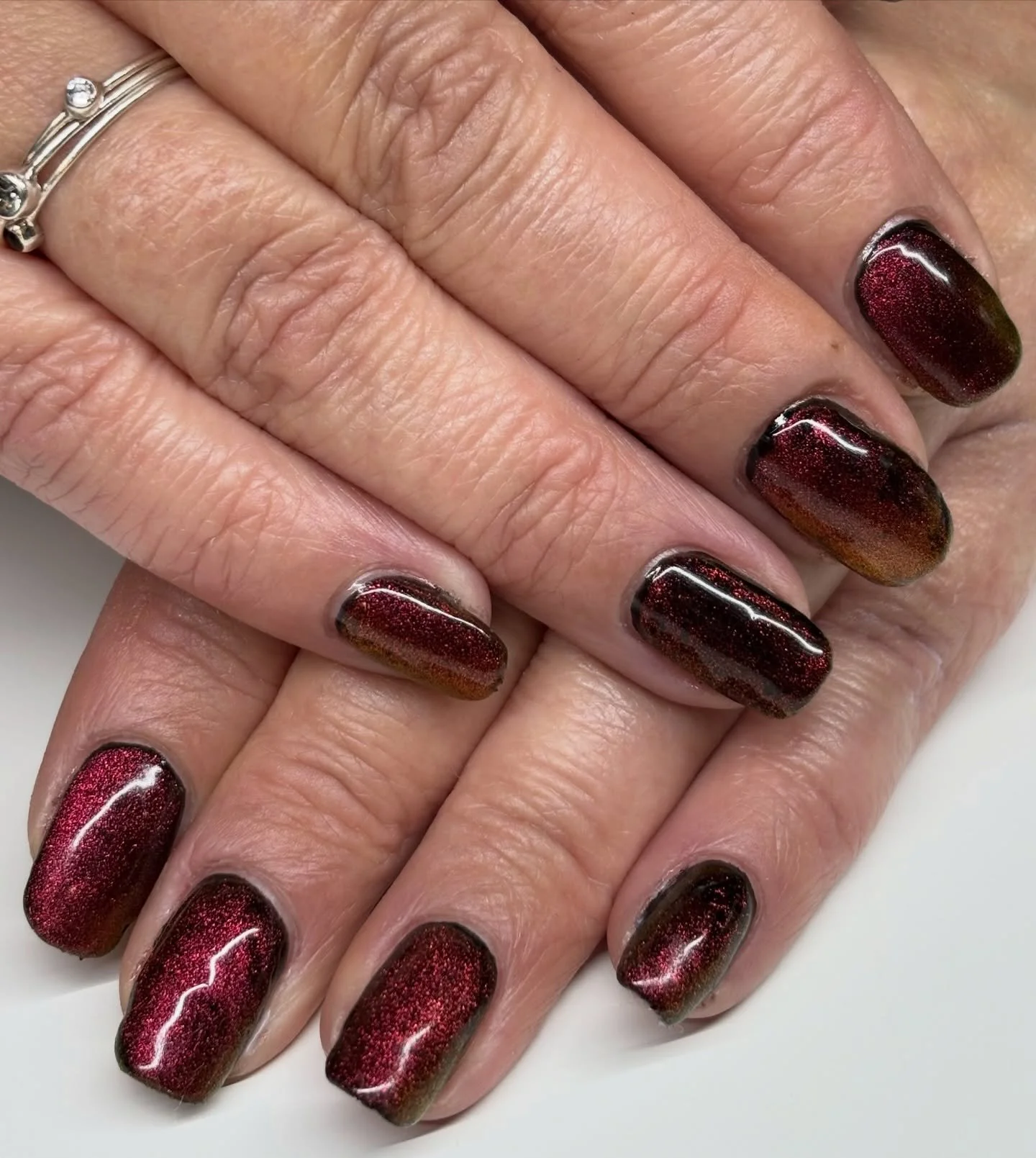 New day, new cat eye, featuring red under black gel - I&rsquo;m loving how it turned out!
#clanails #nailsluxeofficial #clevedonnails