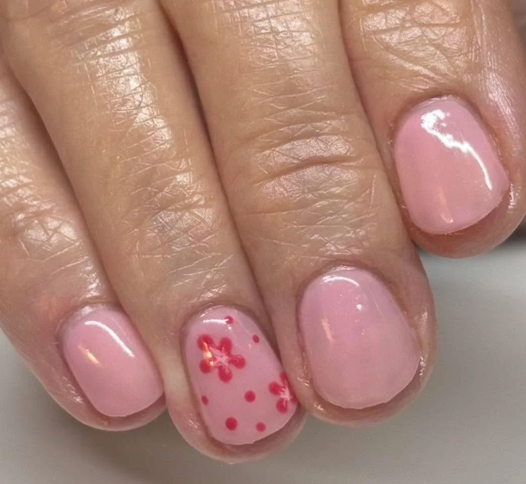 I&rsquo;m loving how the  garden is coming back to life after the winter and flowers are beginning to appear. 
I love a little bit of flower nail art as well. 🌸🌺
#springflowers #clevedonnails #clevedonnailsalon #clanails #prettynails