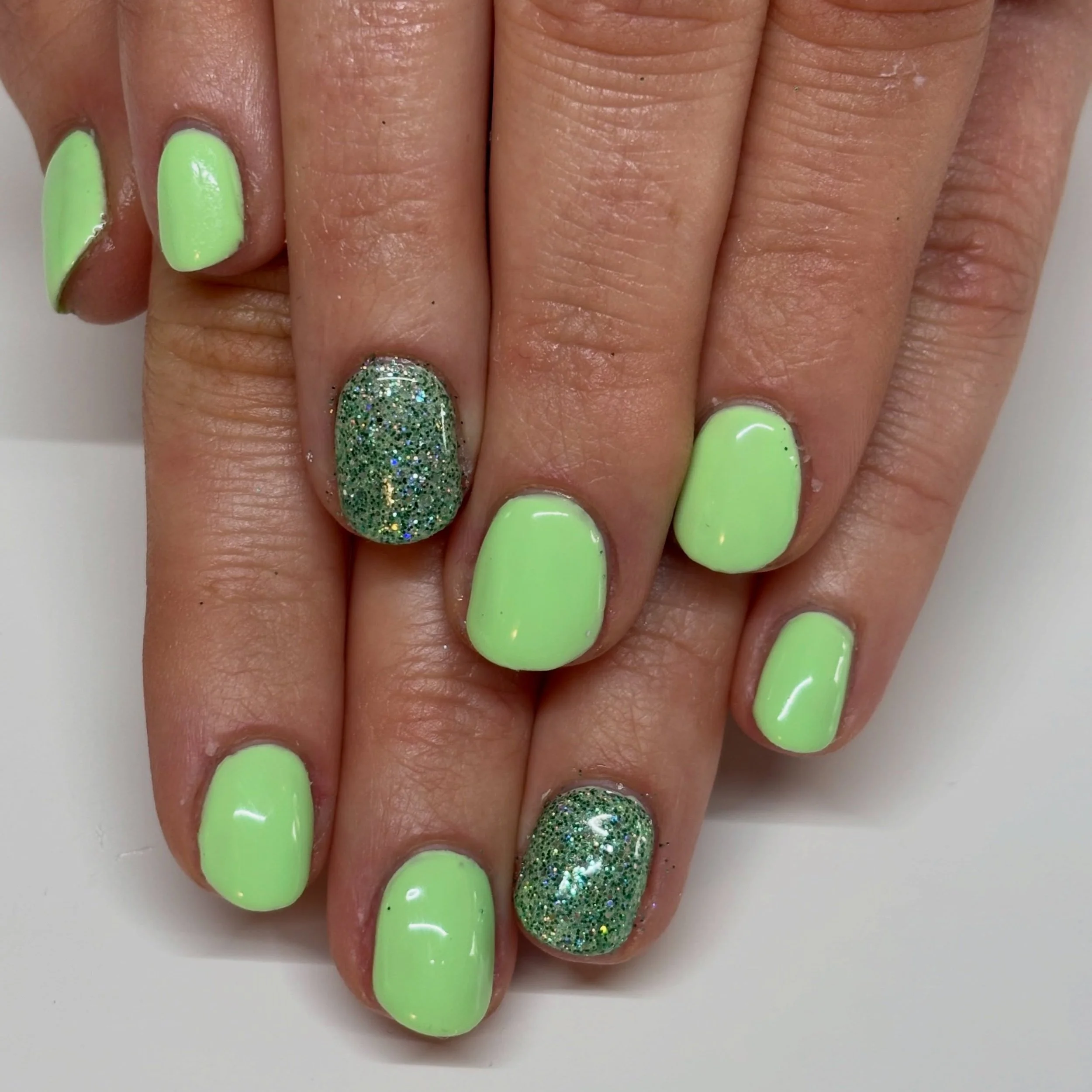 I&rsquo;m loving this lime green combo with a touch of glitter to make it pop! 
This is a perfect colour for this time of year. 
#clevedonnails #clanails #nailsofinstagram #clanails #bioscilpturenails