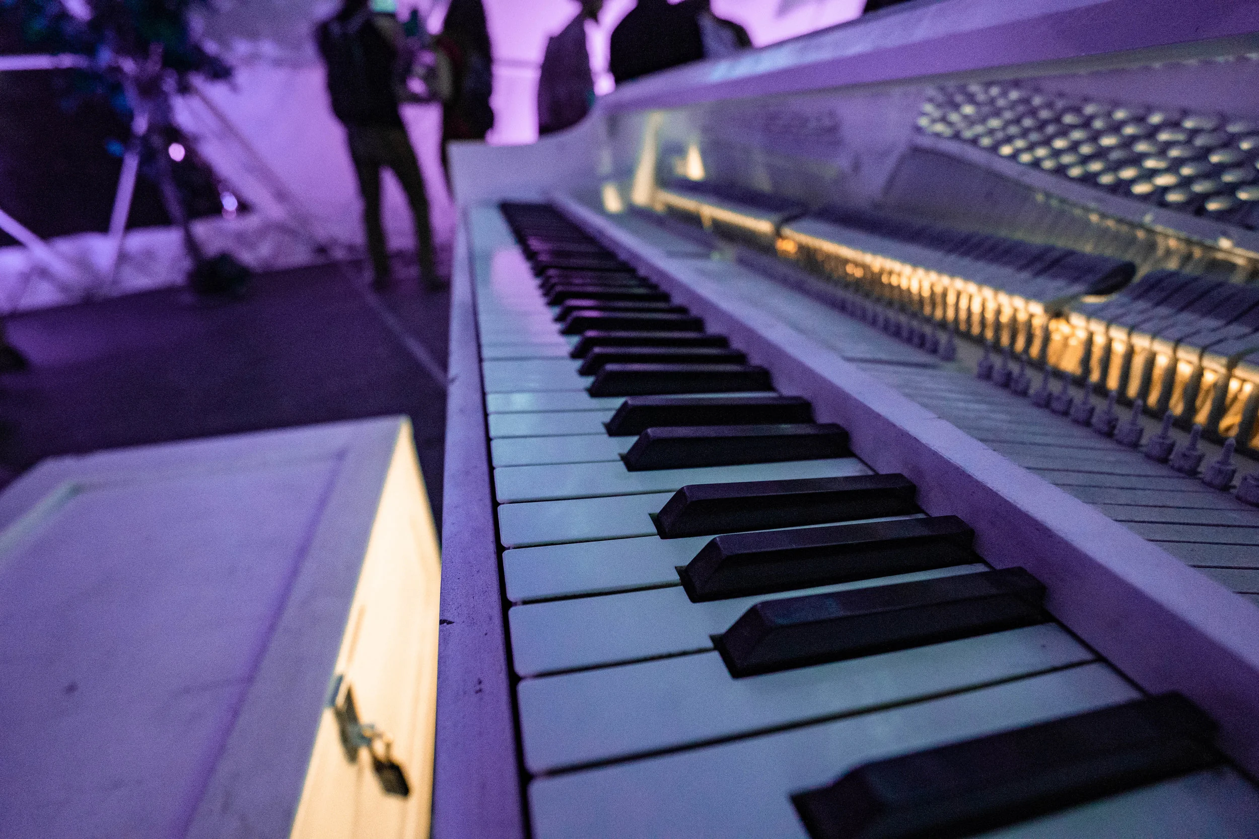  An LED-equipped piano. 