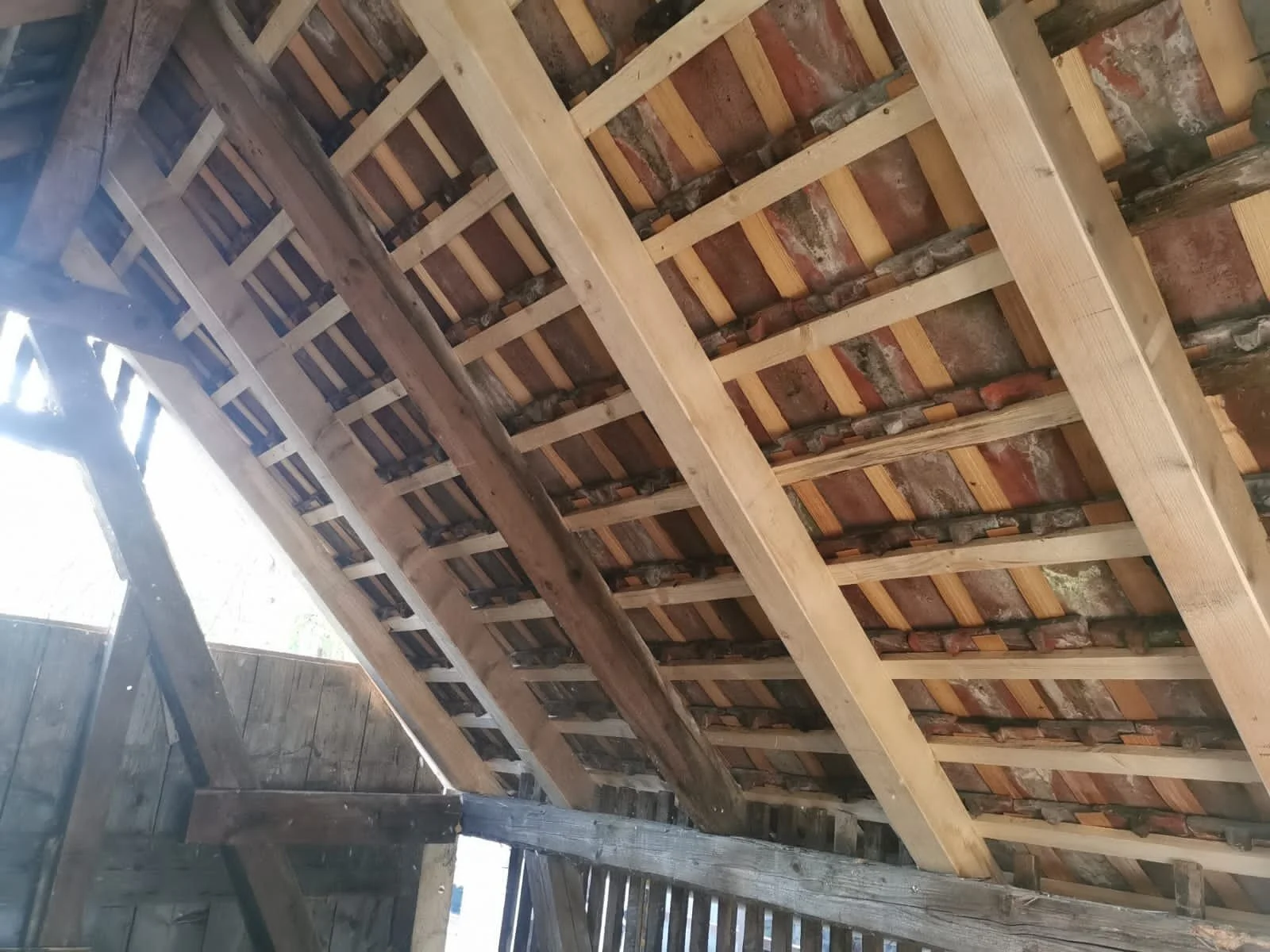 Biberschwanz-Ziegel einfach gedeckt mit Schindeln