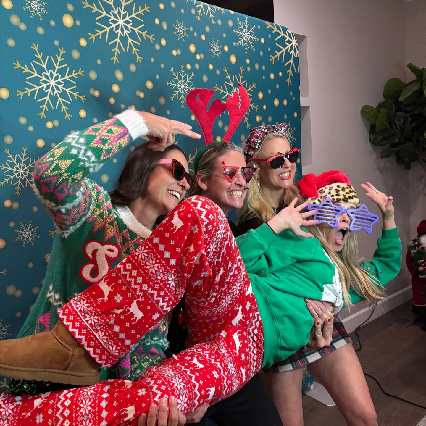 🎉 LOS GATOS&hellip; LET&rsquo;S GET CREATIVE! 🎉
When it comes to unforgettable events, PhotoWorks Interactive knows how to turn moments into memories! Our Model 6 Open Air Photobooth invites guests of all ages to unleash their wildest, funniest, mo