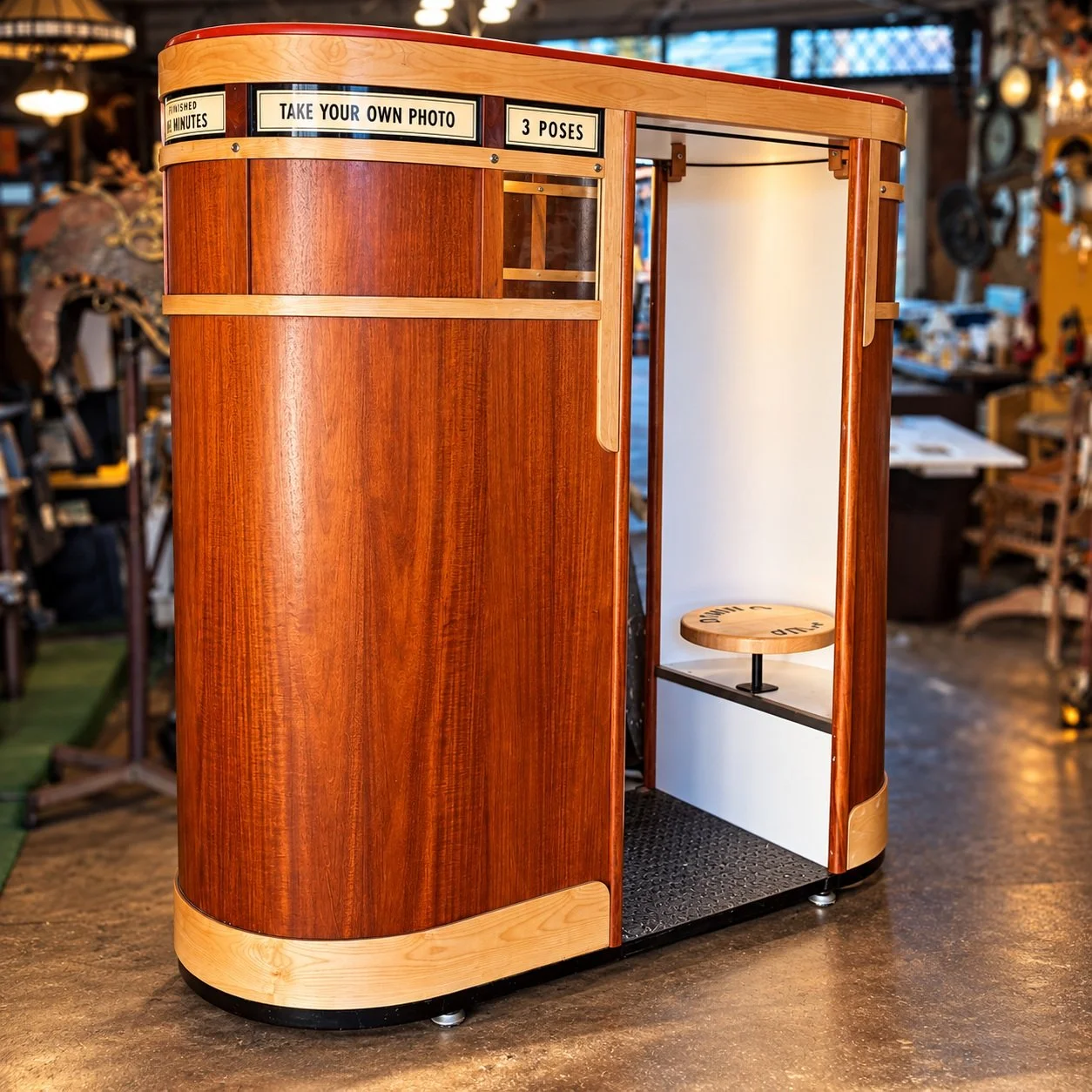 Made in the USA. Loved Worldwide! 

Our PhotoWorks Interactive Model 9 Oval Photo Booths are making their way around the globe&mdash;and looking fantastic!

Classic American craftsmanship meets timeless retro style.

PhotoWorks Interactive &mdash; Ma