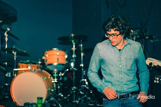 Just a man and his drums. twigbandma now available on bandcamp, go check it out! 📸@dfjmedia
#twig#twigband#twigtheband#rock#music#denim