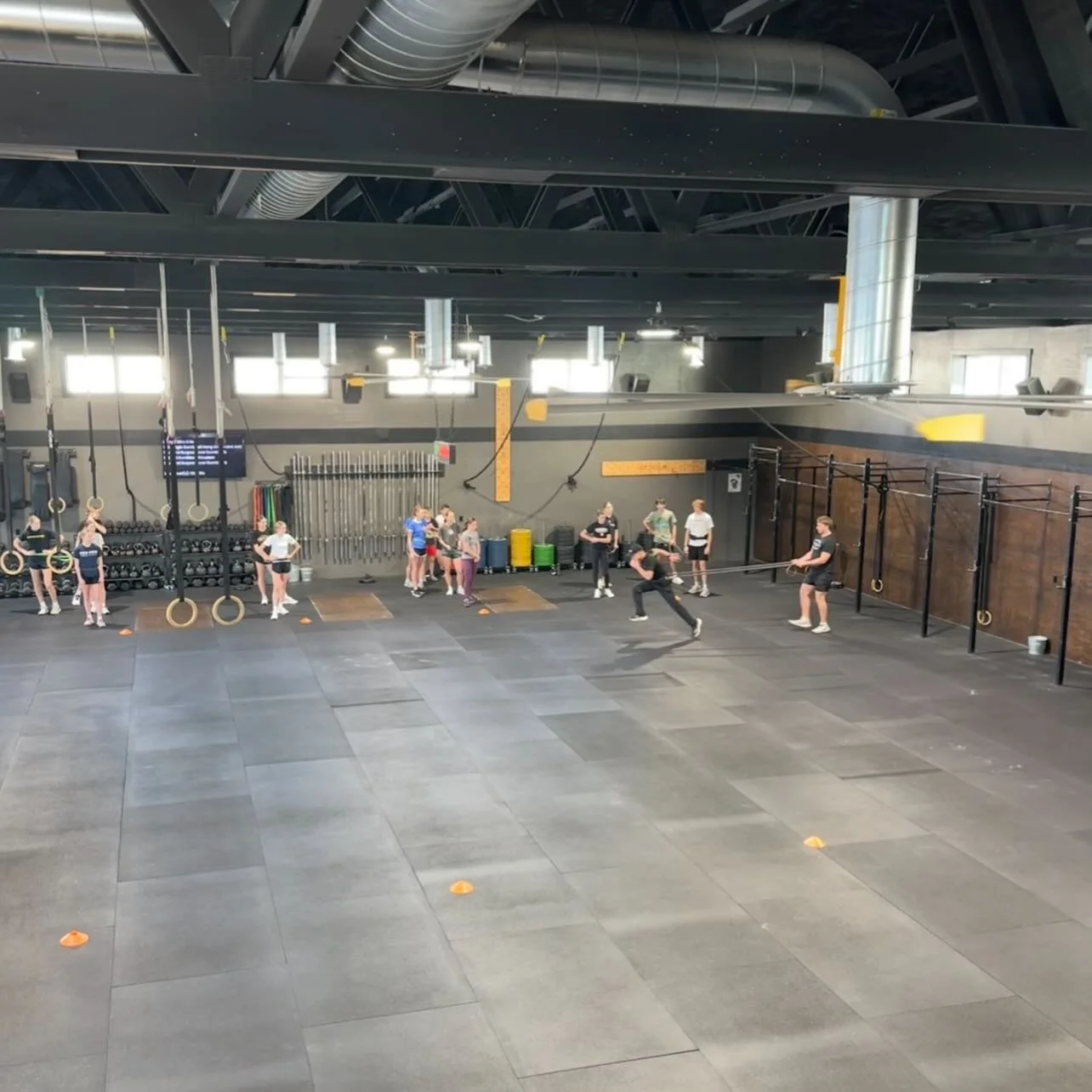 Coach Jaggi working acceleration @4rivers_crossfit  today. These kids crushed it. Huge shift in mechanics. Big things coming from these athletes. 

Drills from today included: 
-bounding work to work on full hip extensions 
-&ldquo;Karen&rdquo; arm w