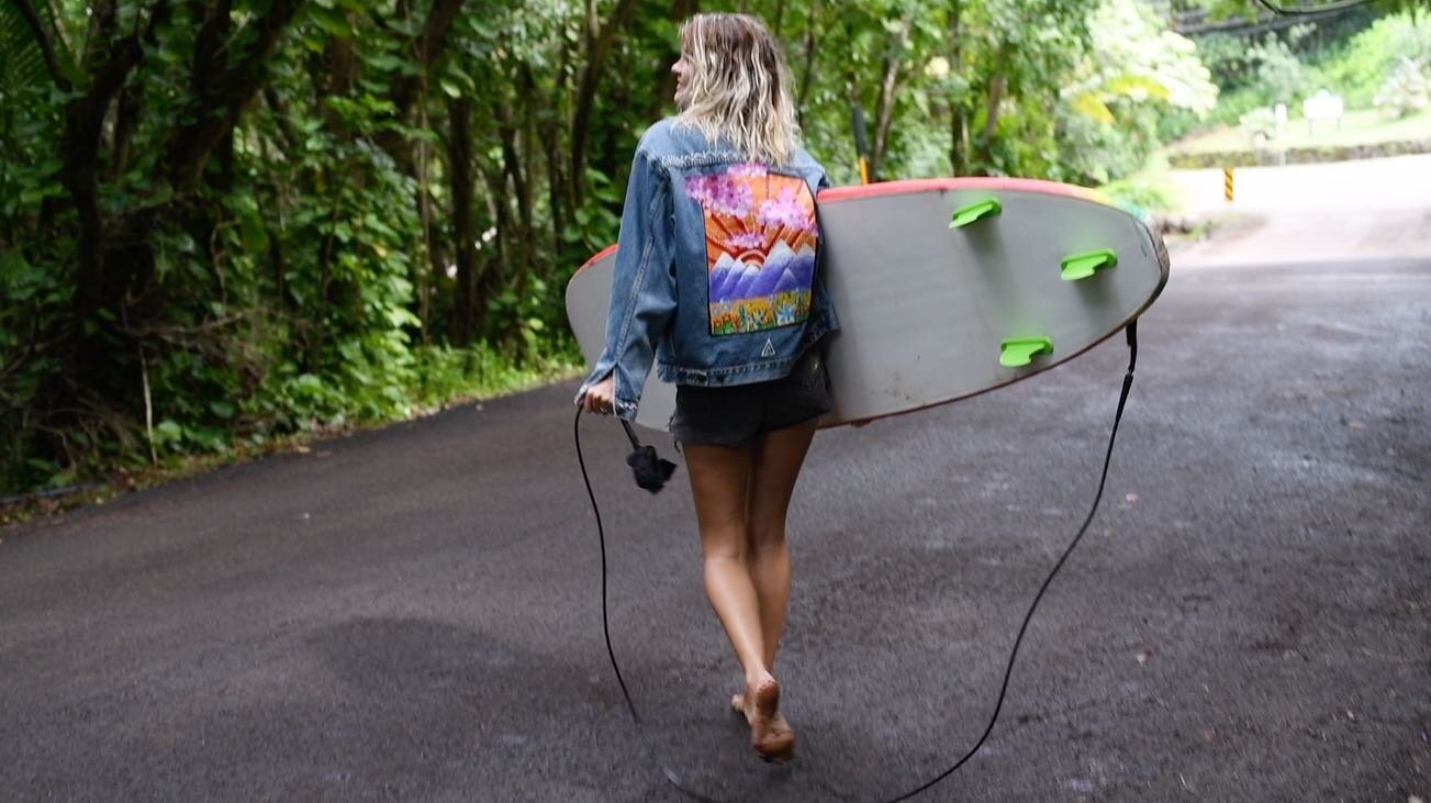 You know those moments when you&rsquo;re walking along barefoot with the smell of the ocean surrounding you? Mmmm 🌊🌜 rompin around in the jacket I made for @austinfarrellmusic :) 
.
.
.

#artistlife #artistsofinstagram #artsy #artistsofig #artistry
