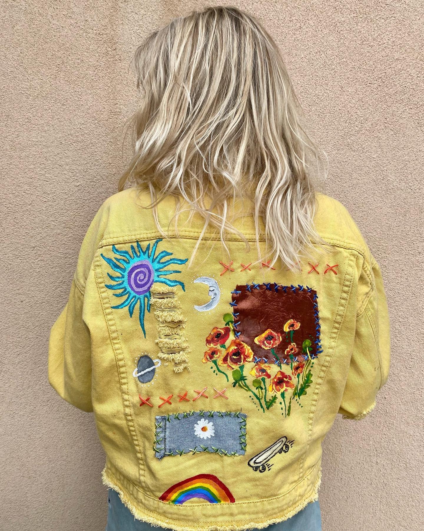 Had such a blast making this coat 🖌🎨 🌞🛹🌈what do you think? 
.
.
.

#customapparel #closetjunkie #dress #styleblogger #clothingrequest #fashionaddict #whatimwearing #outfitoftheday #stylegram #lookoftheday #igfashion #stylediaries #lookbook #look