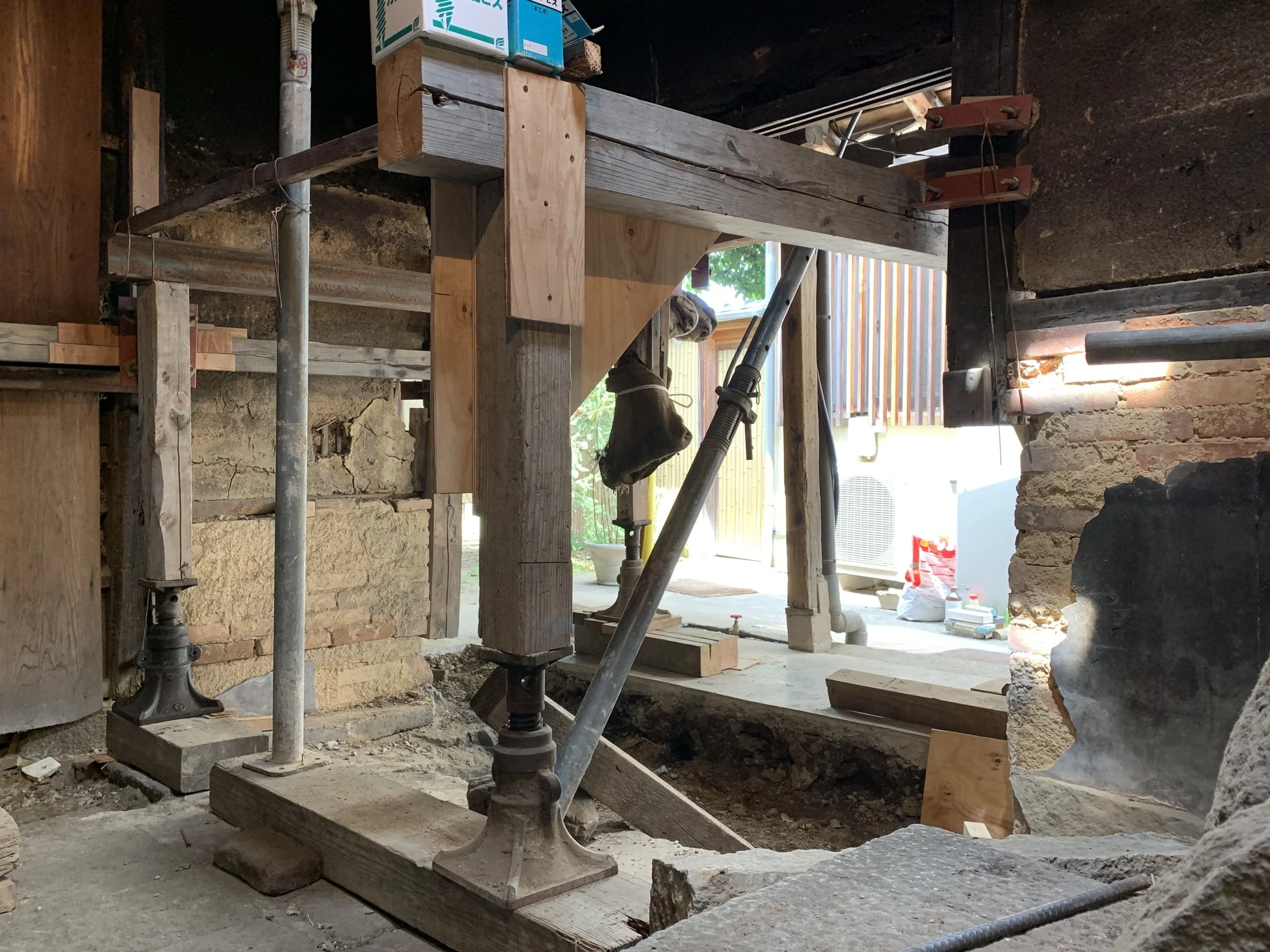旧井上家の井戸周りの揚げ前をはじめました