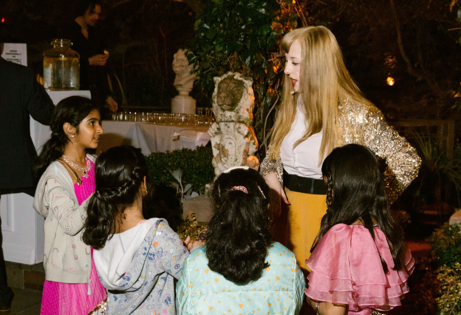 Magicians strolling: Elevate Your Event with Magical Katrina