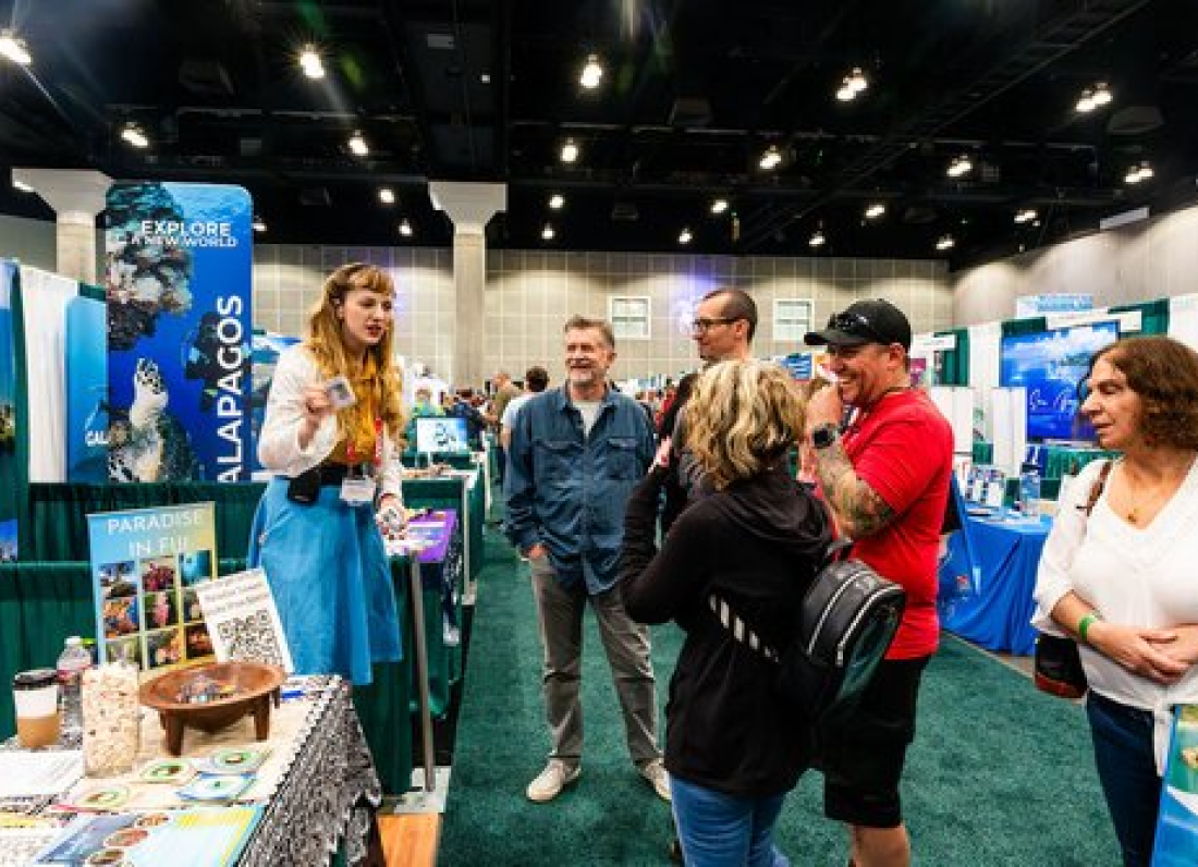 Maximize Your Event Impact with a Trade show magician: Magical Katrina