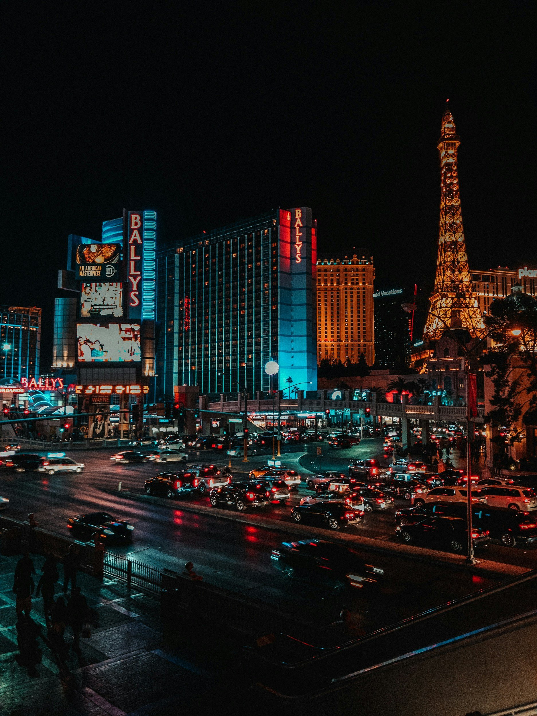 Strolling Magician in Las Vegas: The Ultimate Interactive Entertainment Experience