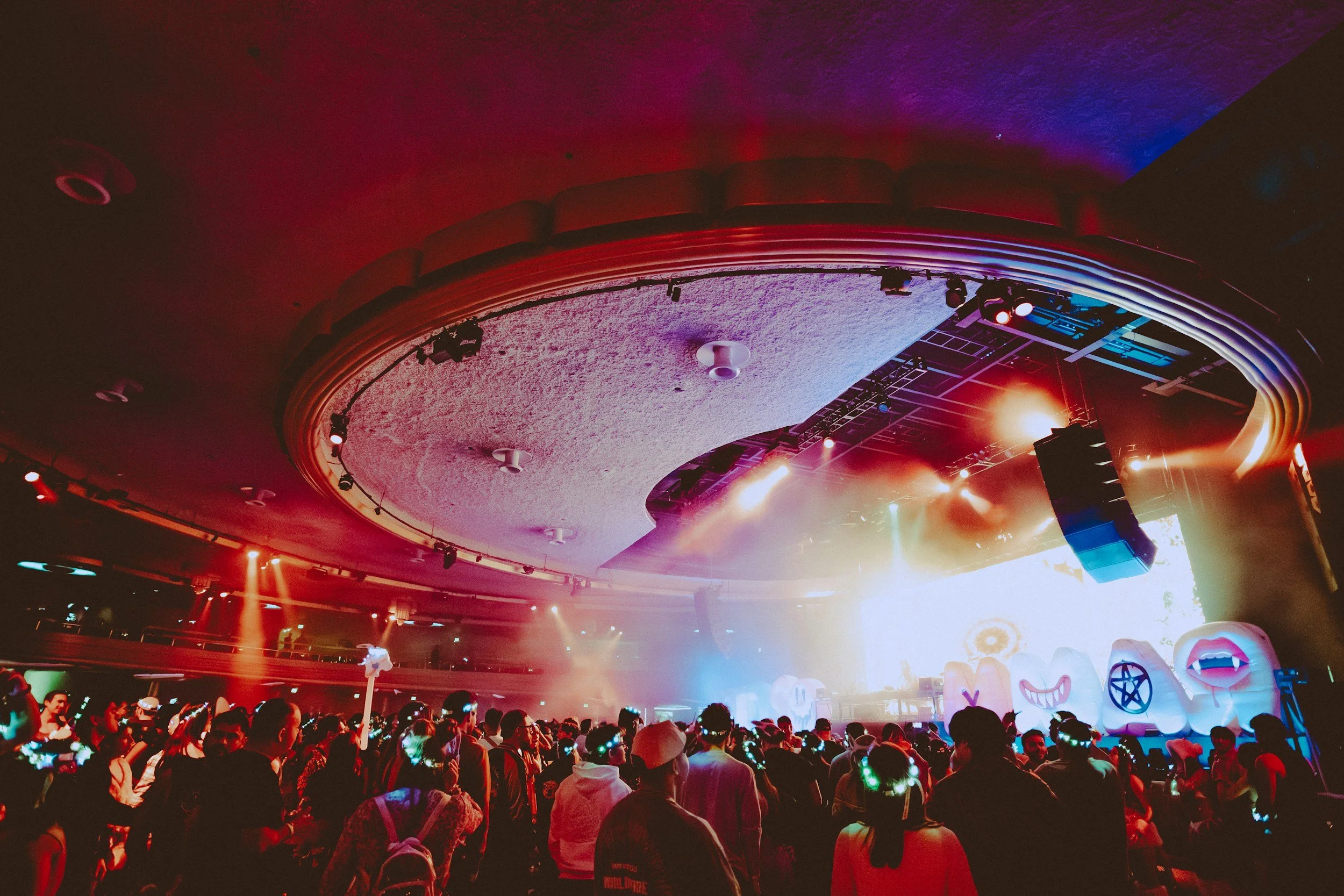 Strolling Magician Los Angeles: Matching Entertainment to Your Venue