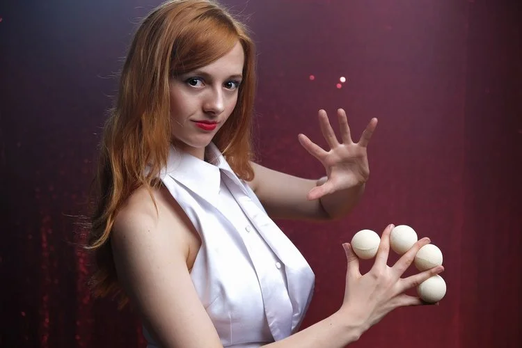 Powerful Reasons to Hire a Female Magician for an Unforgettable and Magical Event
