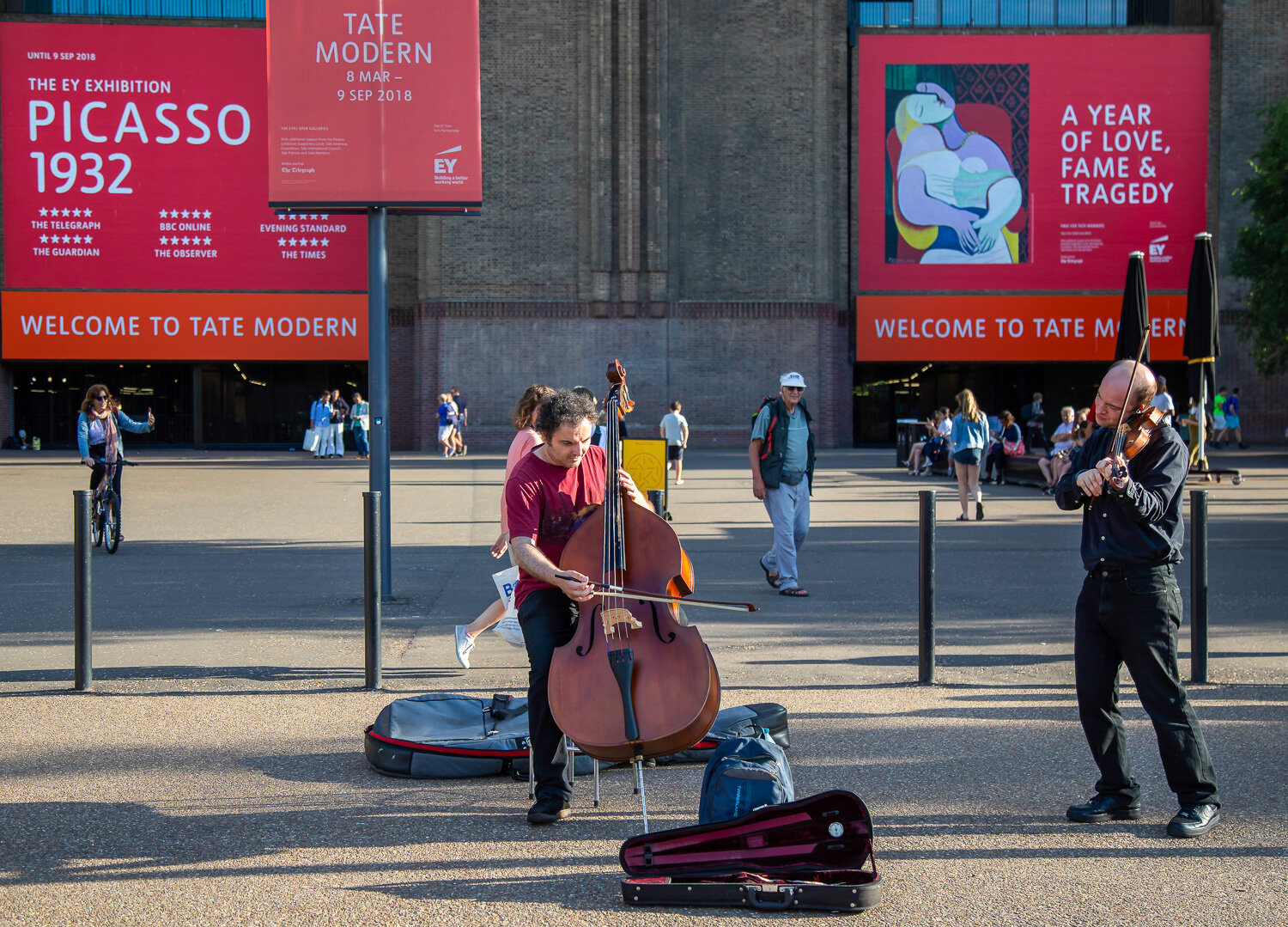 street artist outside Tate Modern art gallery 