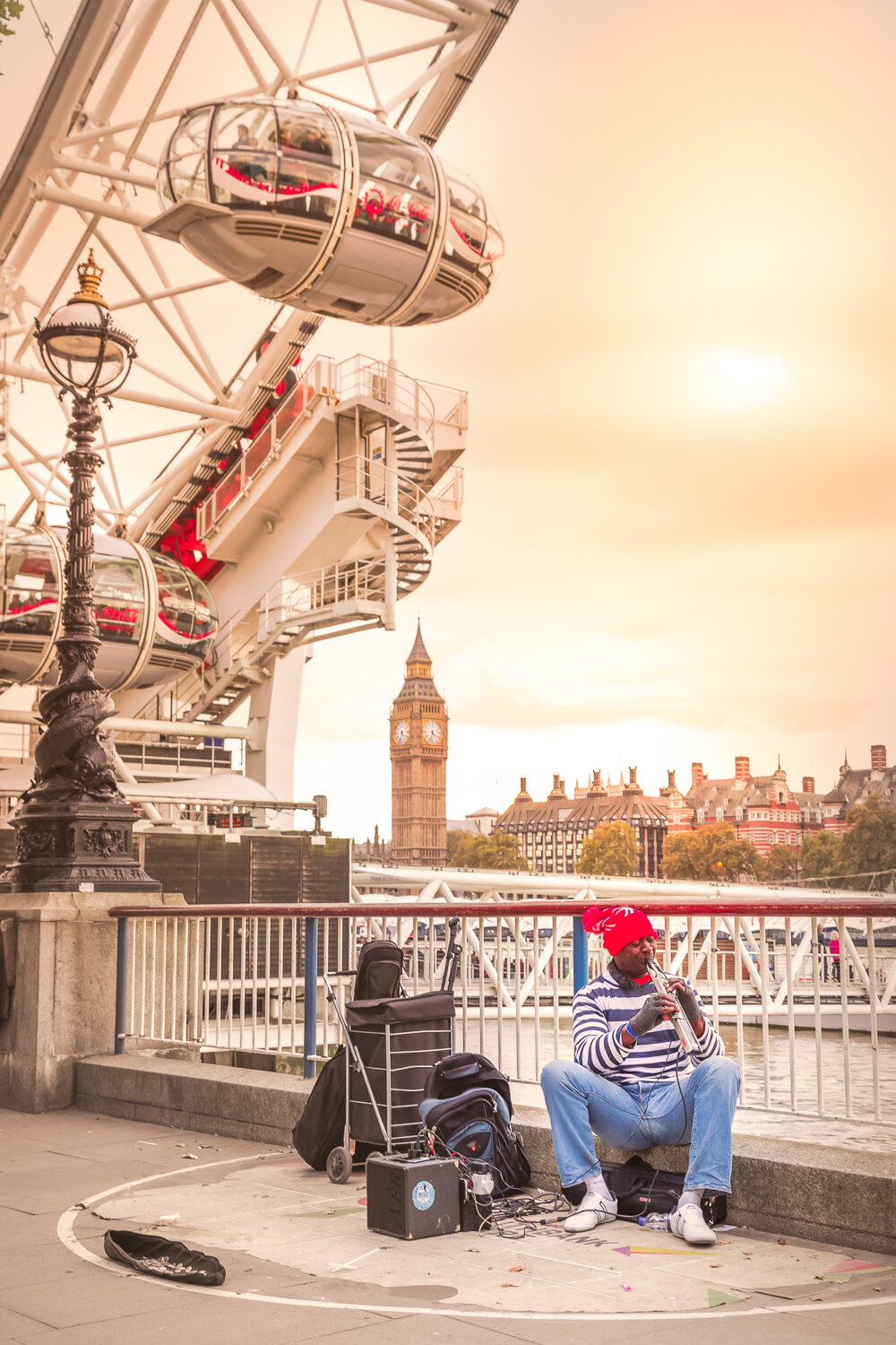 Street performer near London Eye 