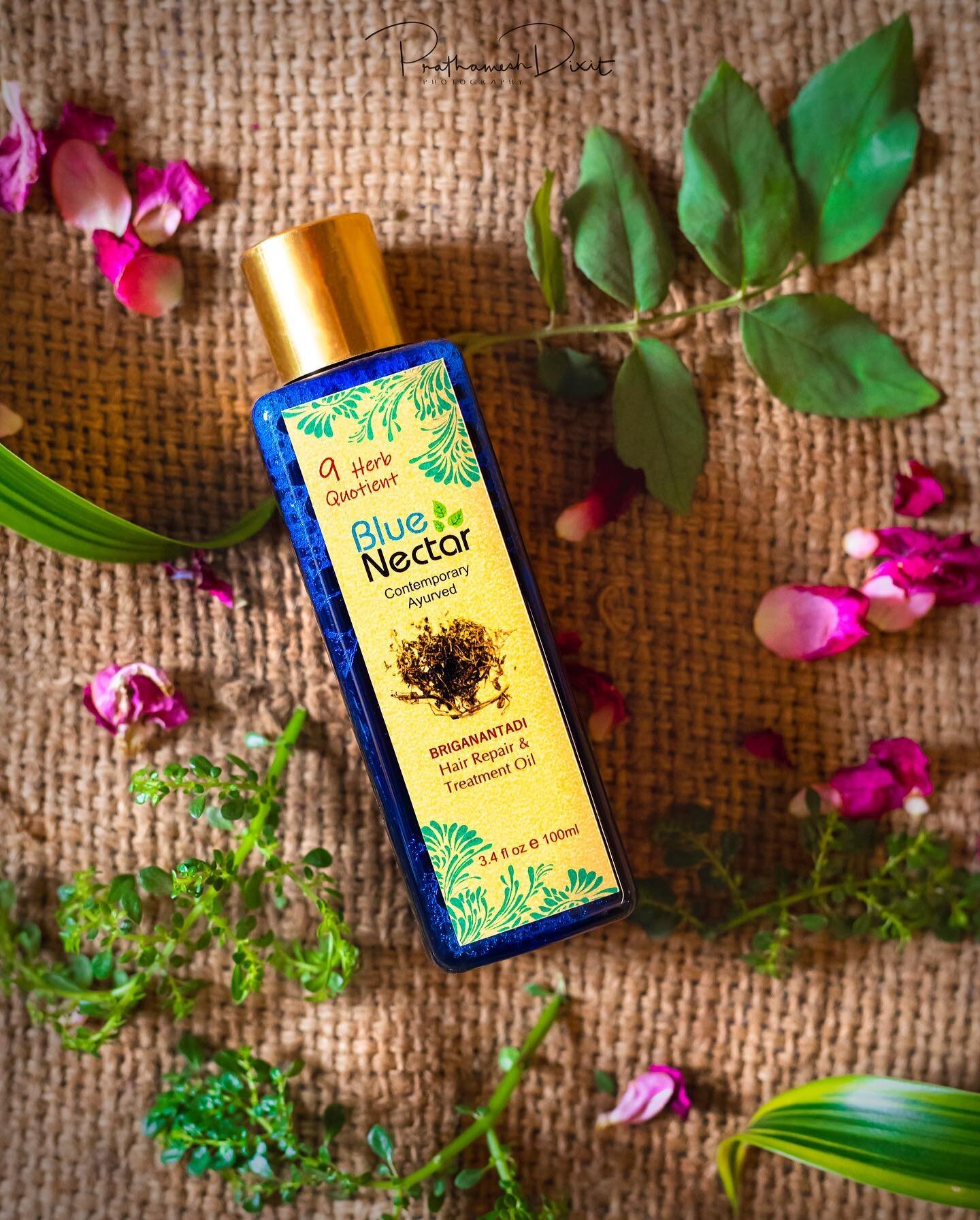 Just watch out for this amazing photograph from me and amazing product from @bluenectar_ayurveda 😉 
.
.
This is a mineral Oil free Ayurvedic Hair Oil with 9 Ayurvedic herbs like Bhringraj, Coconut, etc. 
.
.
As they say, It has excellent hair repair