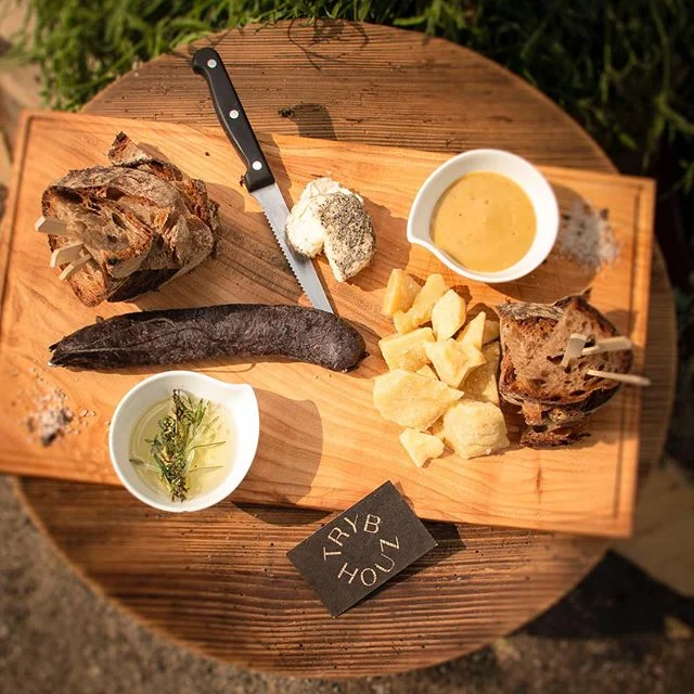 Unser Ap&eacute;ro-Pl&auml;ttli gibts mit demeter Kr&auml;uter-Fromaggini, Hasliberger Alpk&auml;se und einer bio &bdquo;M&auml;rit Wurscht&ldquo;. Das Steinhauer-Sauerteigbrot l&auml;sst sich hervorragend mit dem Honig-Senf Dip und Kr&auml;uterolive