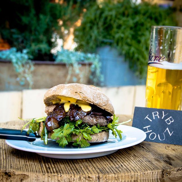 Diesen Sommer gibts bei uns auch einen Fleisch-Burger im Angebot! 
Unser bio Rindfleisch stammt aus der regionalen Biometzgerei B&auml;rtschi aus Sch&uuml;pfen und wird speziell mit Fenchelsamen zubereitet. Angerichtet wird im Sauerteigbrot an einer 