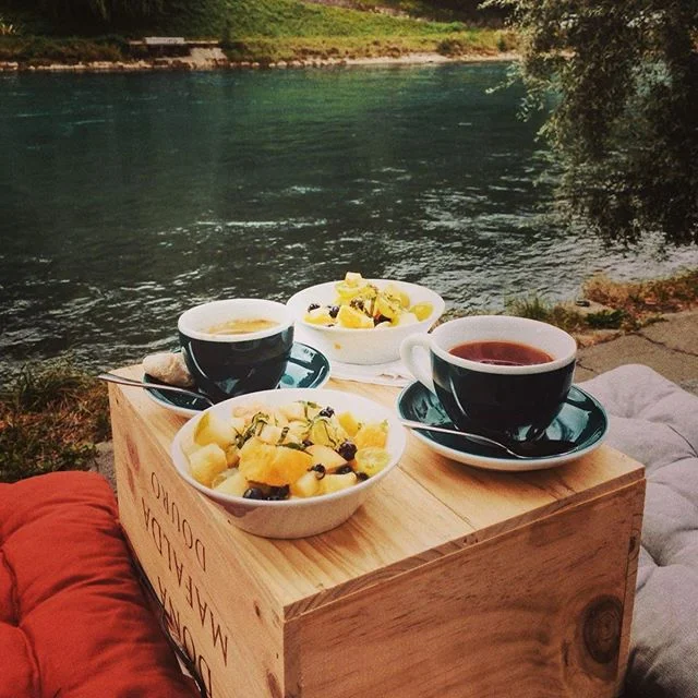 Das erste TrybGuet Yoga findet kommenden Samstag von 10.30 - 11.30 auf der grossen Wiese beim Altenbergschulhaus statt!🧘&zwj;♀️ @pascalesommer vom @yogalunabern freut sich auf eine Outdoor Morning Practice mit euch. Nach dem Aareschwumm gibt es Birc