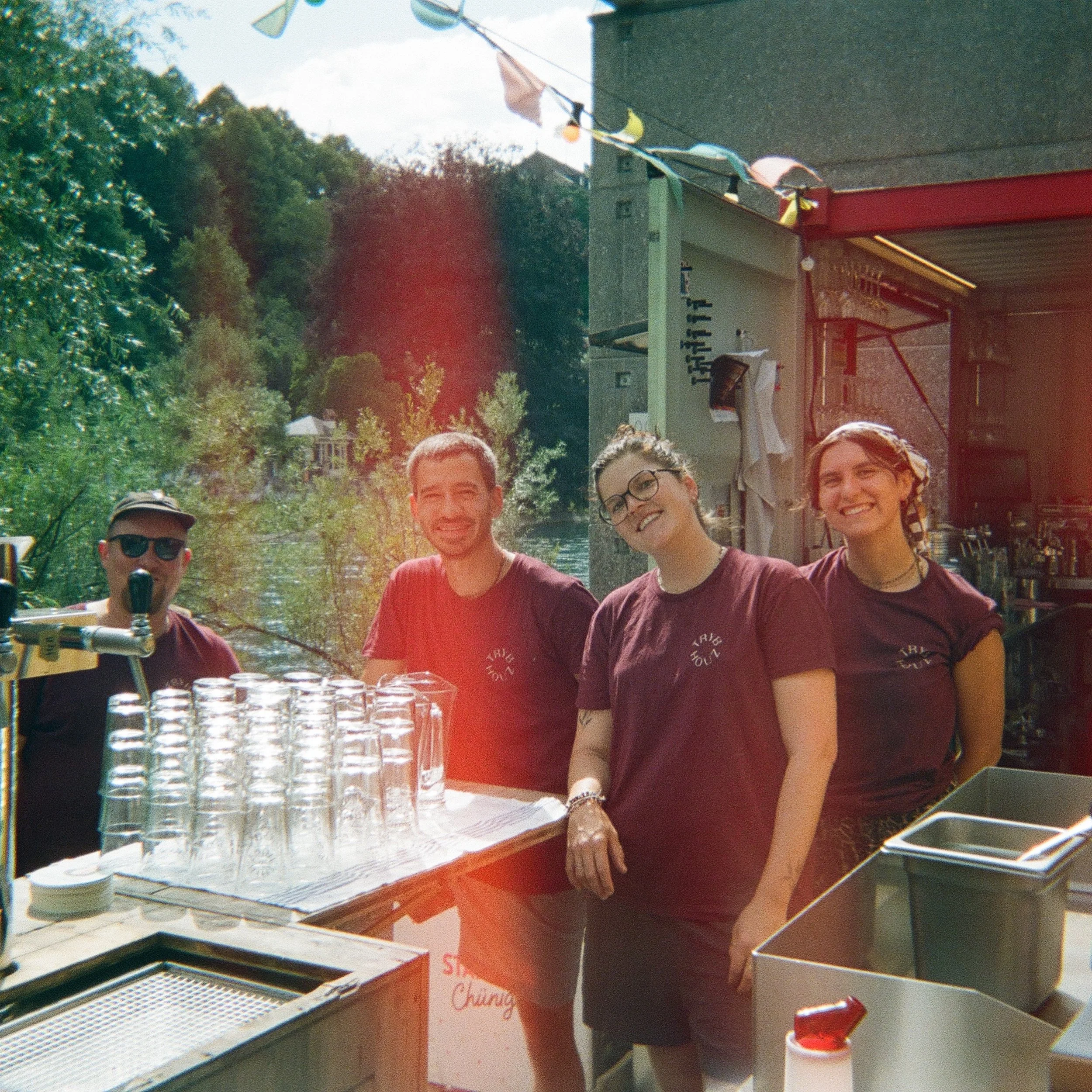 Ein kleiner R&uuml;ckblick auf die Menschen, die unseren Sommer so besonders gemacht haben. 💛 Ohne unser Team w&auml;re das Trybhouz einfach nicht dasselbe. Wir vermissen euch jetzt schon!

Merci an unsere Crew!

#Trybhouz #Bern #AareBern #SummerVib