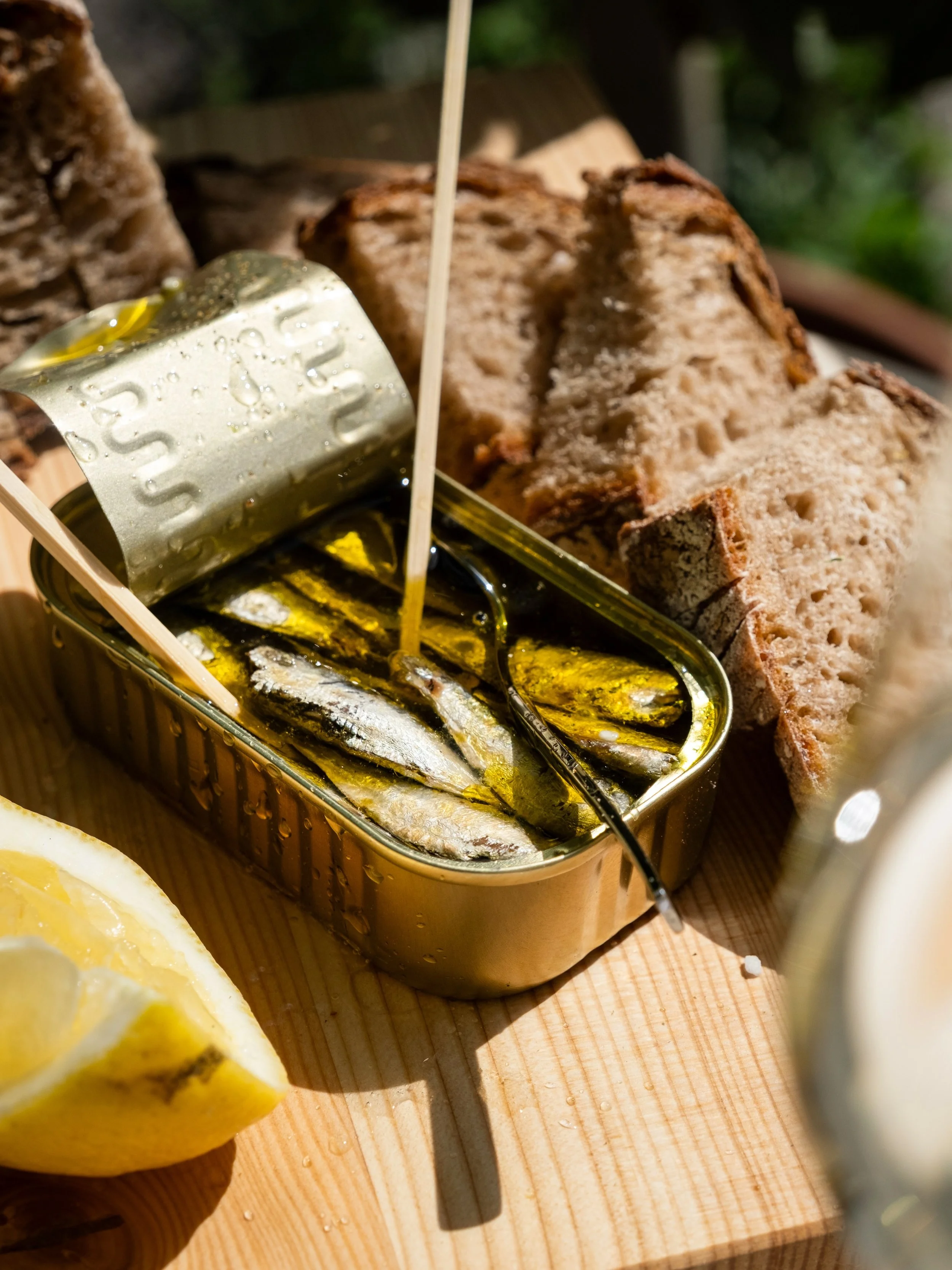 Manchmal sind die einfachsten Kombinationen die besten. 🐟🥖

Mehr Sommerferiengef&uuml;hl passt fast nicht auf ein Brett.
Einfach bestellen, zur&uuml;cklehnen und geniessen. 😌☀️

#trybhouzbern #berneats #bernfoodguide #restaurantbern #swissfood