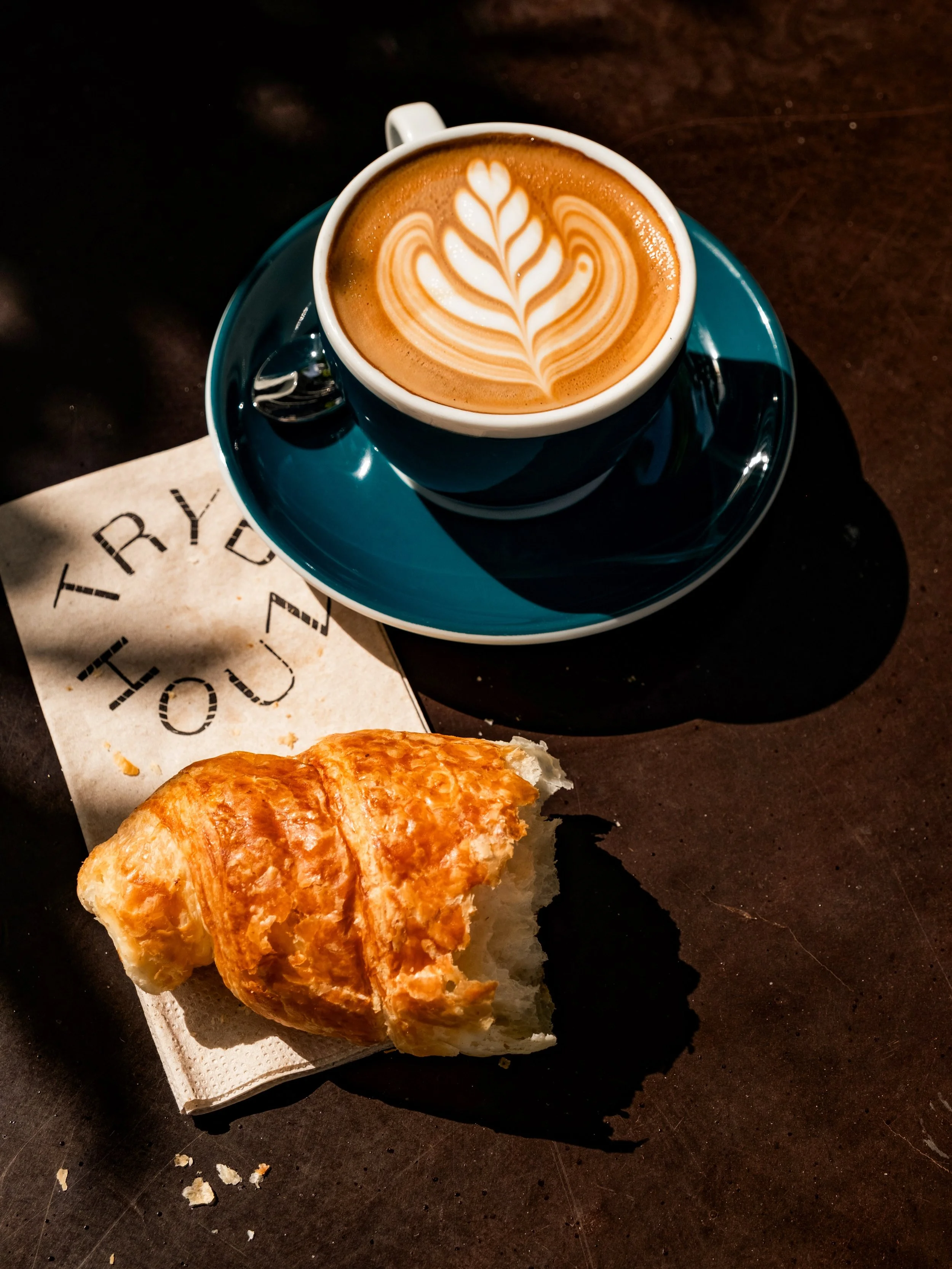 Wochenende bedeutet: etwas l&auml;nger schlafen, etwas weniger Stress und vielleicht ein guter Kaffee am Fluss. ☕✨

Ob Espresso, Caf&eacute; Cr&egrave;me oder Cappuccino - bei uns gibt&rsquo;s Kaffee in Barista-Qualit&auml;t und dazu etwas Feines f&u