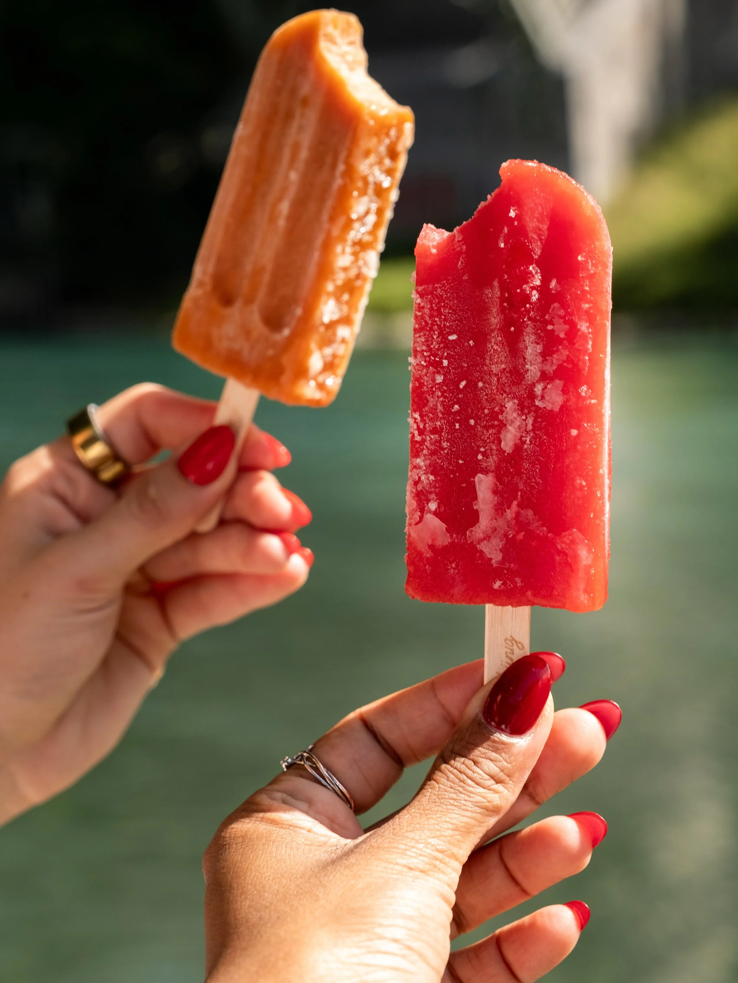 Sommer, Sonne und ein gutes St&auml;ngeli in der Hand. ☀️🍓

Die St&auml;ngeli Glac&eacute;s entstehen in Bern, werden von Hand hergestellt und bestehen aus frischen Fr&uuml;chten statt k&uuml;nstlichen Zus&auml;tzen.

Welche Sorte w&auml;re eure ers
