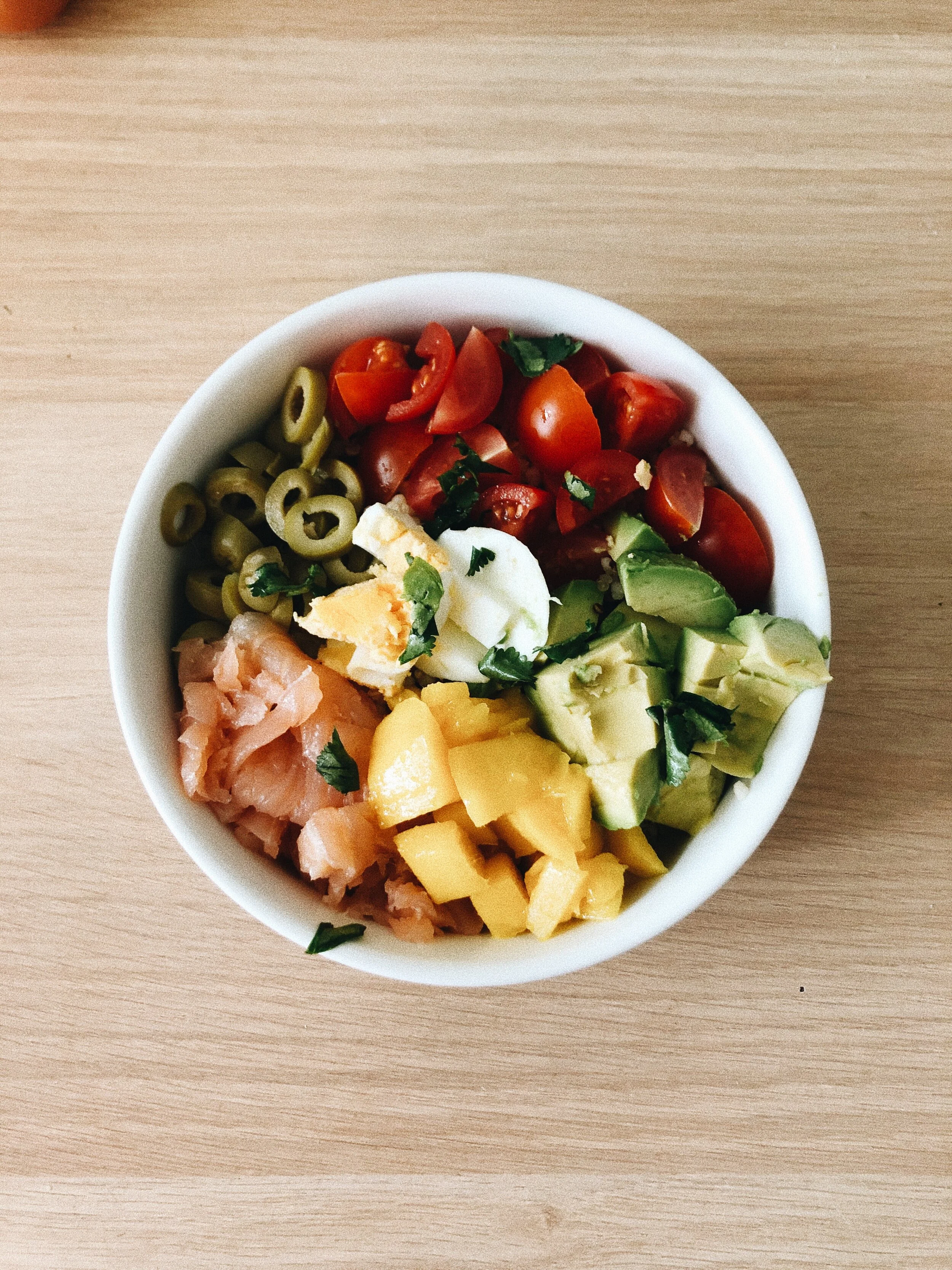 Salada de Salmão Fumado com Abacate e Manga